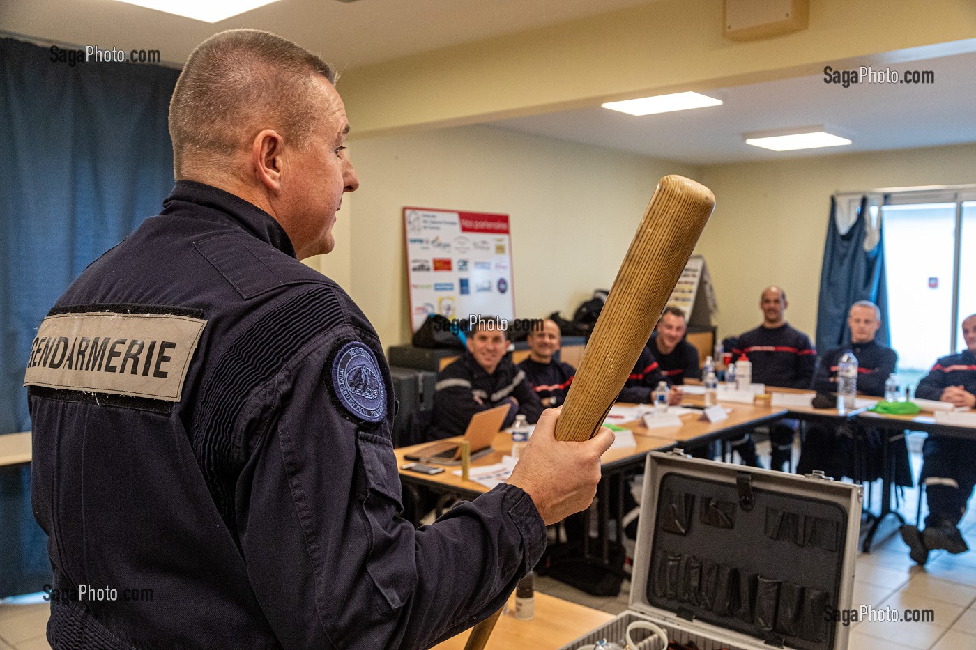 PRESENTATION DES ARMES SAISIES (MATRAQUE) PAR LA GENDARMERIE, FORMATION POUR FAIRE FACE AUX SITUATIONS D'AGRESSIVITE ET D'AGRESSIONS EN INTERVENTION SAPEURS-POMPIERS, CENTRE DE SECOURS DE CARNAC, MORBIHAN, FRANCE 