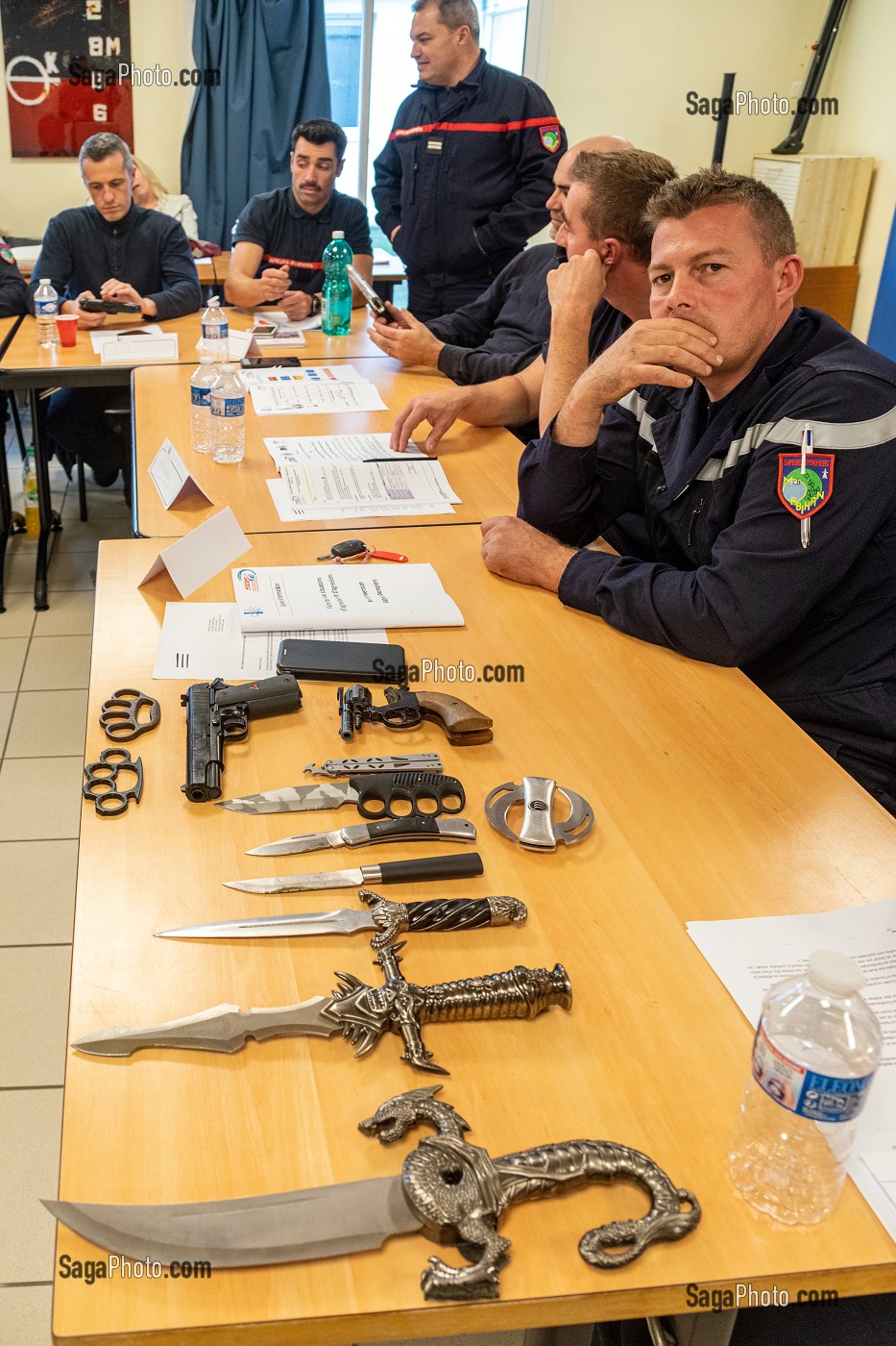 PRESENTATION DES ARMES SAISIES PAR LA GENDARMERIE, FORMATION POUR FAIRE FACE AUX SITUATIONS D'AGRESSIVITE ET D'AGRESSIONS EN INTERVENTION SAPEURS-POMPIERS, CENTRE DE SECOURS DE CARNAC, MORBIHAN, FRANCE 
