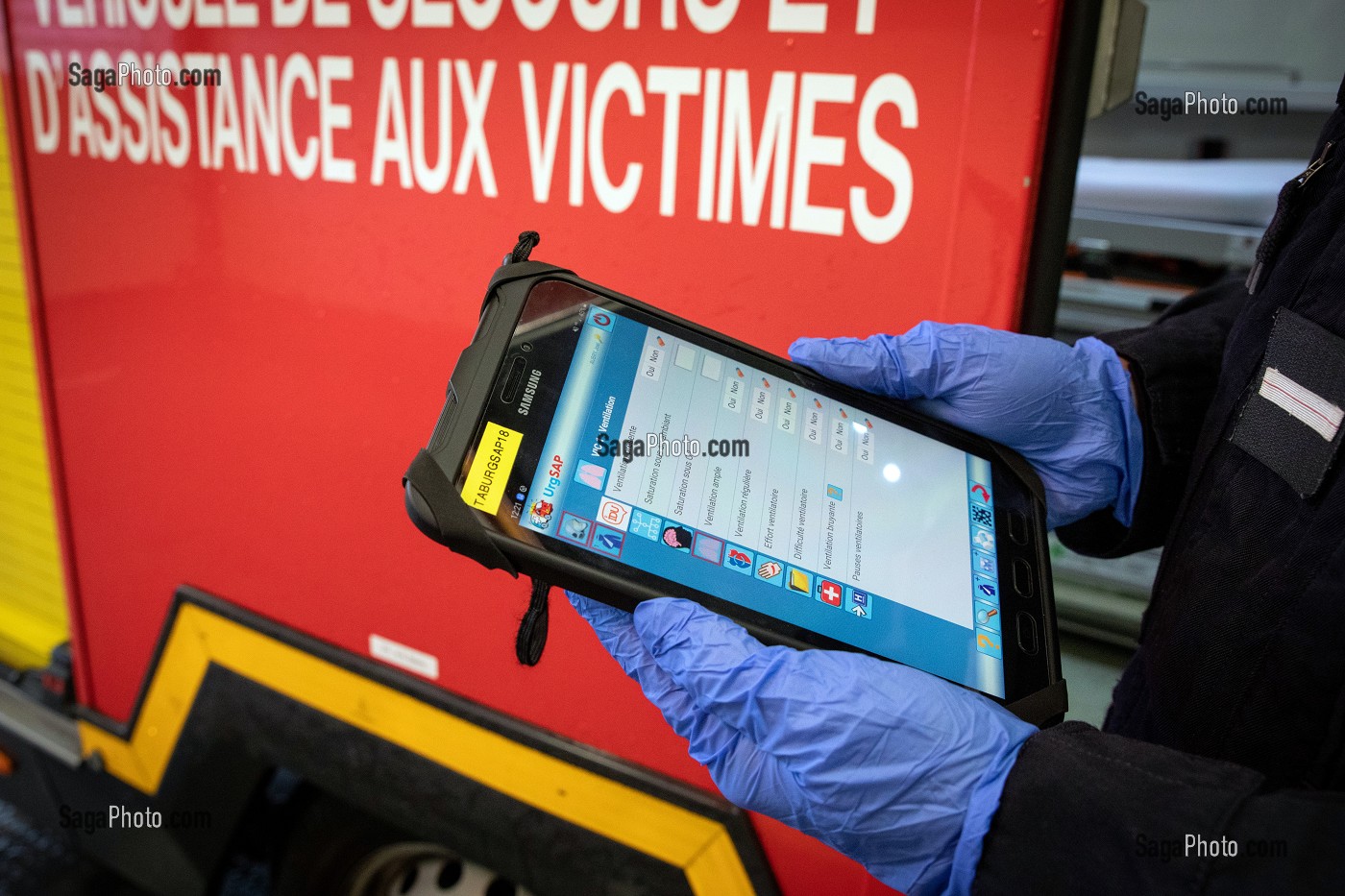 BILAN MEDICAL SUR LA TABLETTE INFORMATIQUE, INTERVENTION POUR SECOURS D'URGENCE A DOMICILE LA NUIT, SAPEURS-POMPIERS DU CENTRE DE SECOURS DE LISIEUX, SDIS14, CALVADOS, FRANCE 