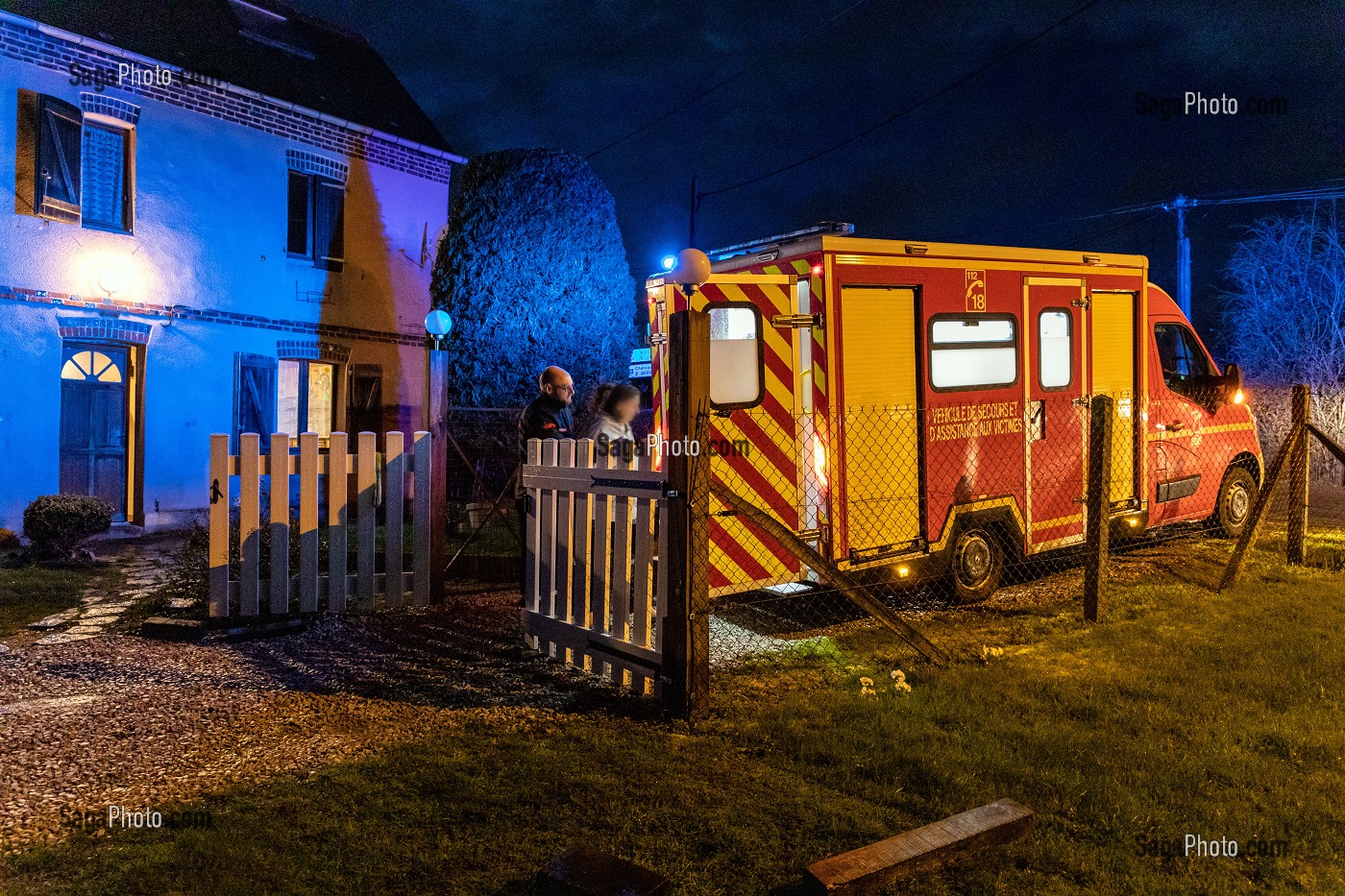 INTERVENTION POUR SECOURS D'URGENCE A DOMICILE LA NUIT, SAPEURS-POMPIERS DU CENTRE DE SECOURS DE LISIEUX, SDIS14, CALVADOS, FRANCE 