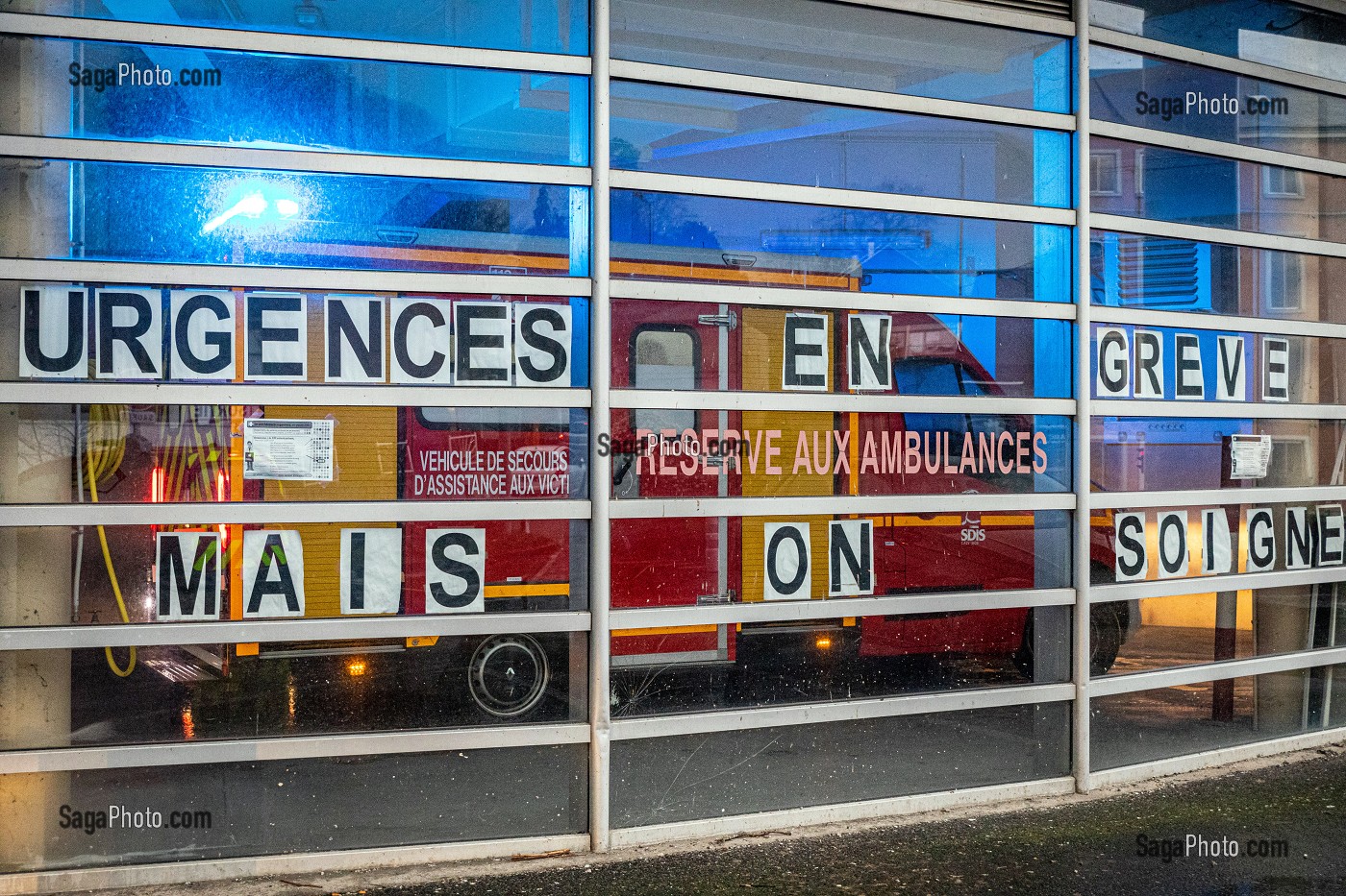 SERVICE DES URGENCES EN GREVE DE L'HOPITAL DE LISIEUX, AMBULANCE DES SAPEURS-POMPIERS DU CENTRE DE SECOURS DE LISIEUX, SDIS14, CALVADOS, FRANCE 