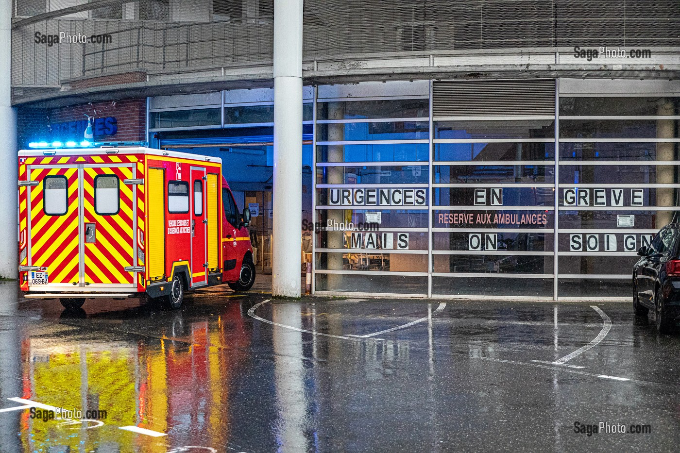 SERVICE DES URGENCES EN GREVE DE L'HOPITAL DE LISIEUX, AMBULANCE DES SAPEURS-POMPIERS DU CENTRE DE SECOURS DE LISIEUX, SDIS14, CALVADOS, FRANCE 