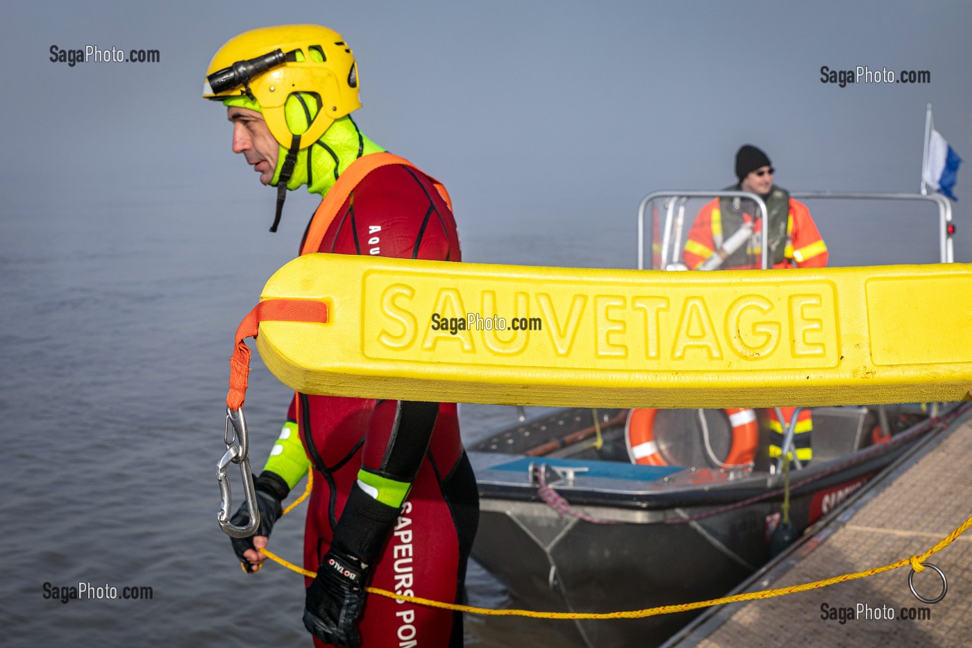 EXERCICE DE SAUVETAGE D'UNE VICTIME EN DETRESSE DANS LA SEINE AVEC LE RESCUE TUBE OU FRITE DE SAUVETAGE, SAPEURS-POMPIERS DU CENTRE DE SECOURS LES ANDELYS, SDIS27, EURE, FRANCE 