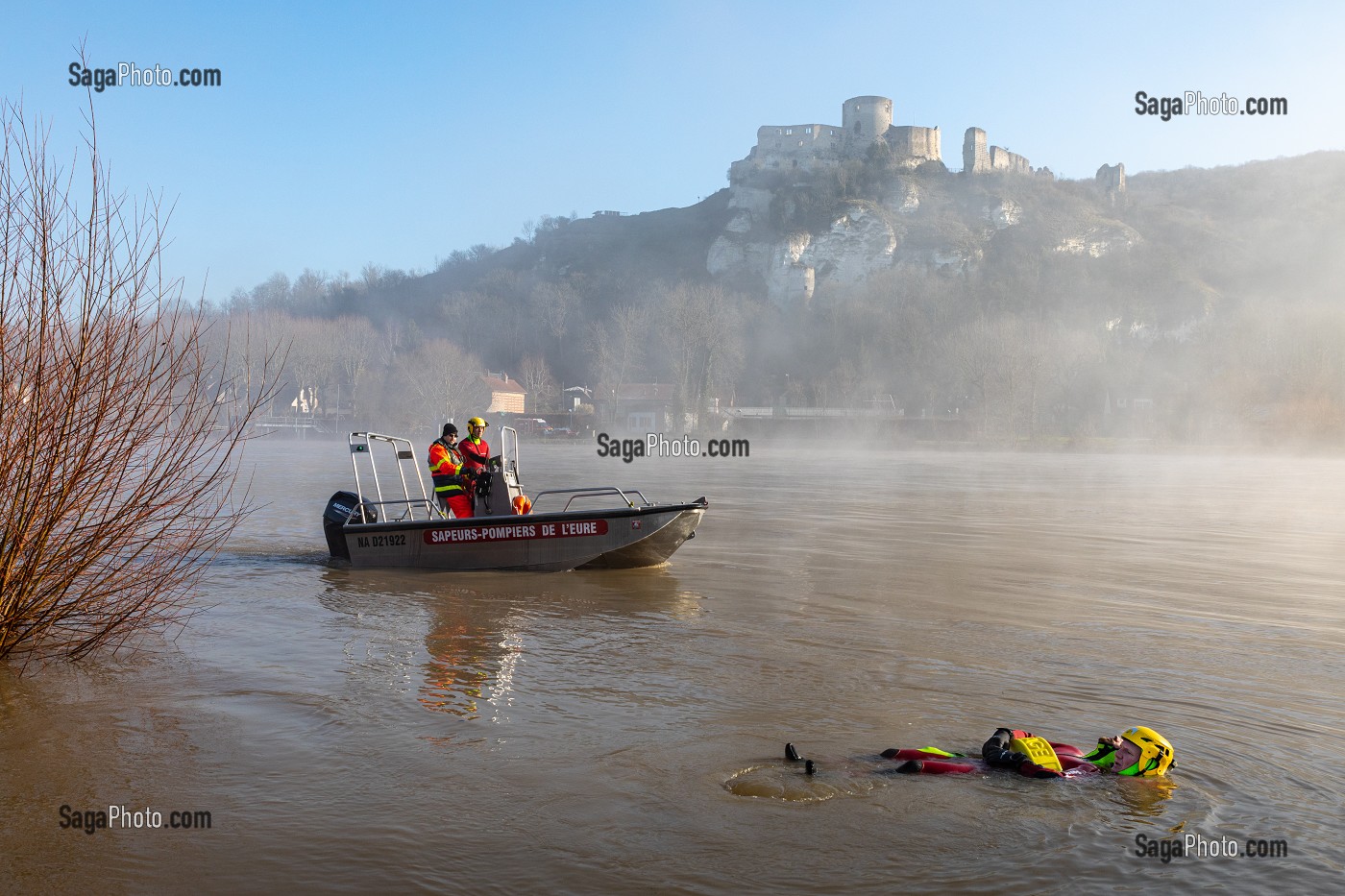 EXERCICE DE SAUVETAGE D'UNE VICTIME EN DETRESSE DANS LA SEINE DEVANT LE CHATEAU-GAILLARD, SAPEURS-POMPIERS DU CENTRE DE SECOURS LES ANDELYS, SDIS27, EURE, FRANCE 