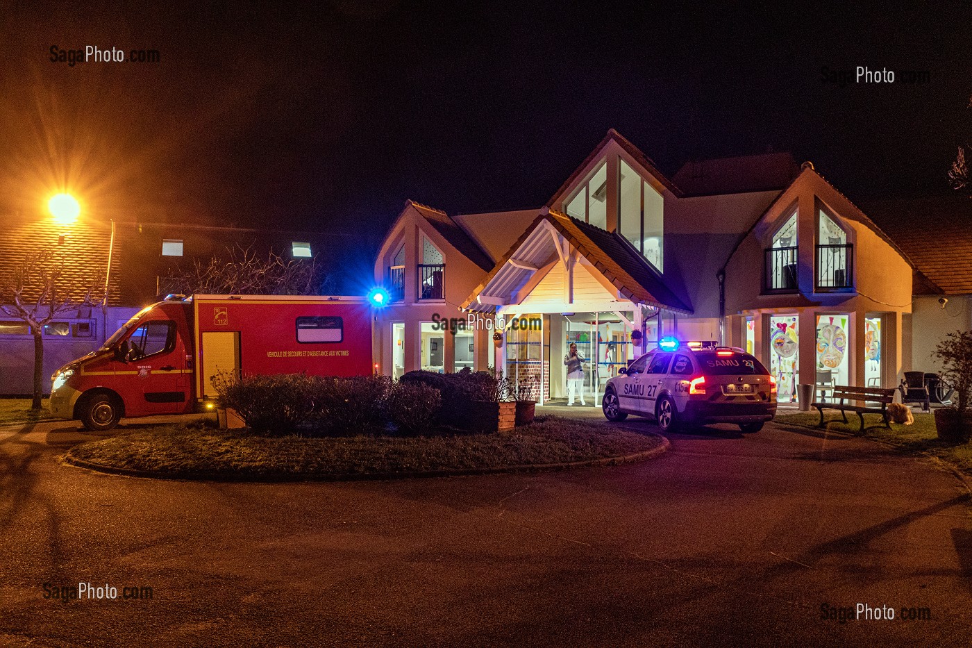 PRISE EN CHARGE MEDICALISEE D'UNE PERSONNE AGEE DANS UNE MAISON DE RETRAITE, SAPEURS-POMPIERS DU CENTRE DE SECOURS LES ANDELYS, SDIS27, EURE, FRANCE 