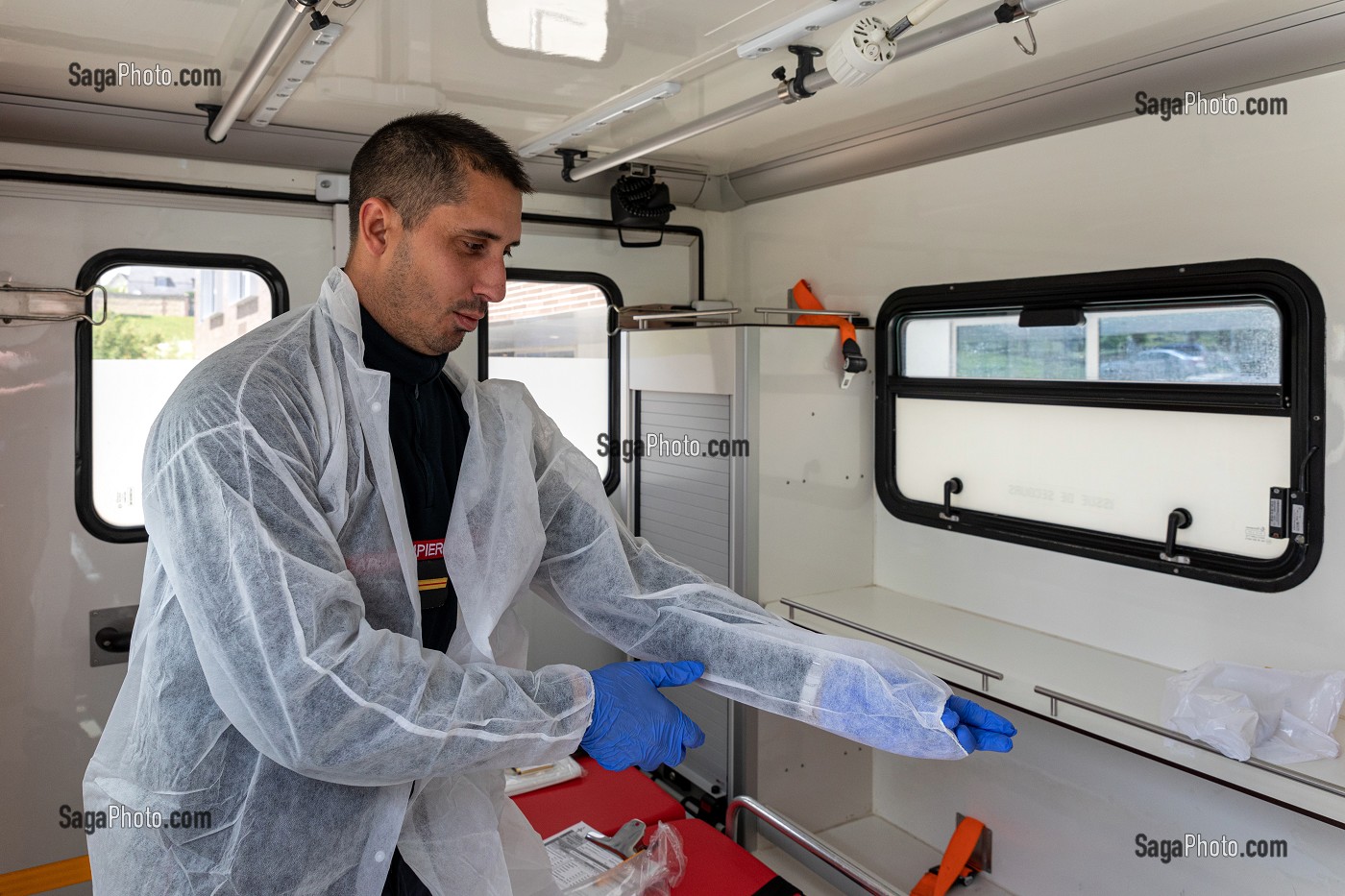 HABILLAGE AVEC UN EQUIPEMENT INDIVIDUEL DE PROTECTION, INTERVENTION DES SAPEURS-POMPIERS A L'EHPAD POUR UNE SUSPICION DE COVID, RUGLES, NORMANDIE, FRANCE 