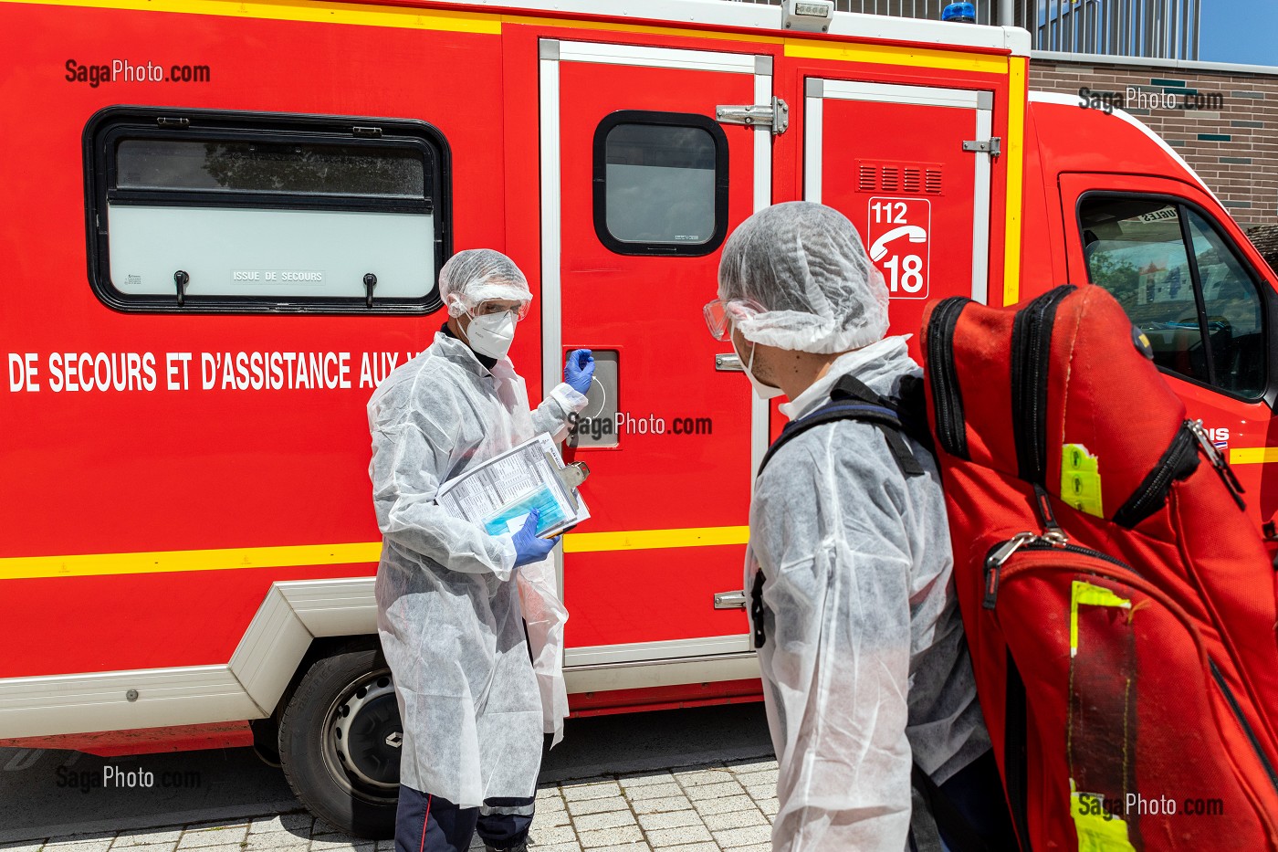 INTERVENTION DES SAPEURS-POMPIERS A L'EHPAD POUR UNE SUSPICION DE COVID, RUGLES, NORMANDIE, FRANCE 