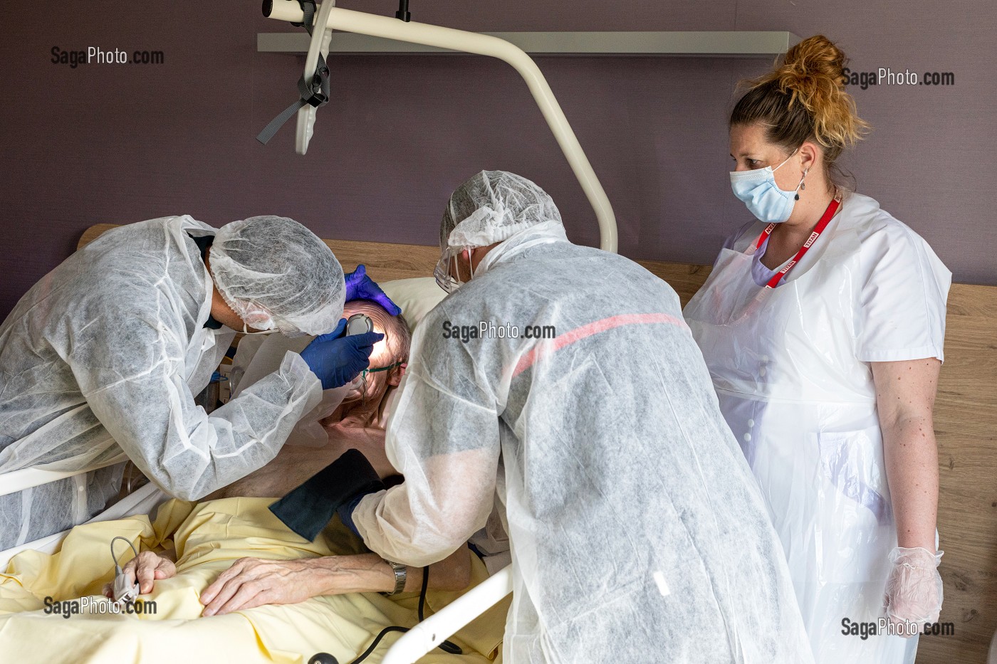 EXAMEN DU RESIDENT MALADE, INTERVENTION DES SAPEURS-POMPIERS A L'EHPAD POUR UNE SUSPICION DE COVID, RUGLES, NORMANDIE, FRANCE 