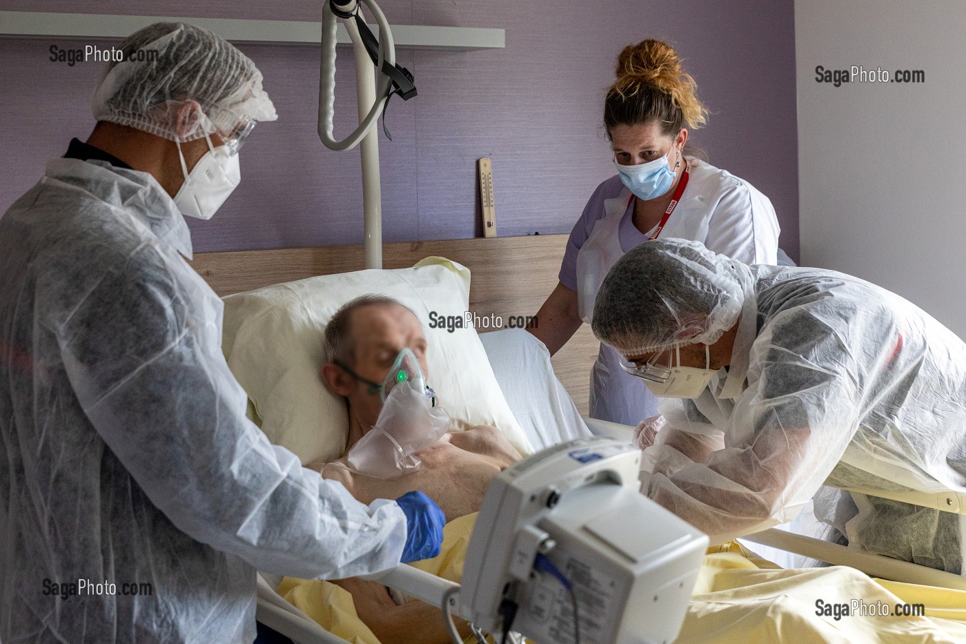 EXAMEN DU RESIDENT MALADE, INTERVENTION DES SAPEURS-POMPIERS A L'EHPAD POUR UNE SUSPICION DE COVID, RUGLES, NORMANDIE, FRANCE 