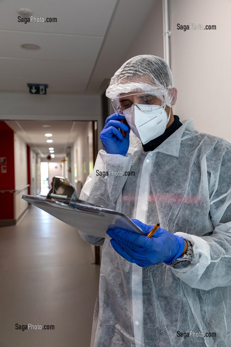 PASSAGE DU BILAN MEDICAL, INTERVENTION DES SAPEURS-POMPIERS A L'EHPAD POUR UNE SUSPICION DE COVID, RUGLES, NORMANDIE, FRANCE 