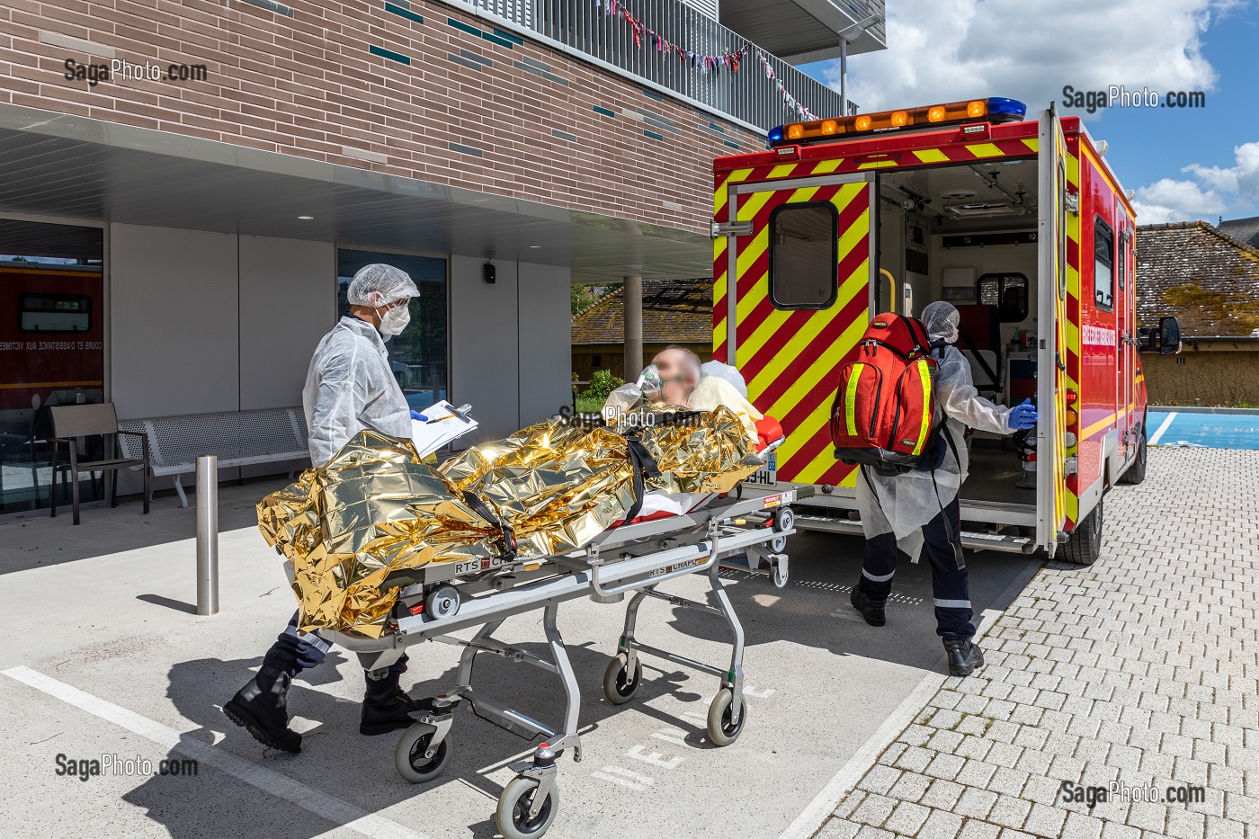 TRANSPORT DU MALADE SUR UN BRANCARD, INTERVENTION DES SAPEURS-POMPIERS A L'EHPAD POUR UNE SUSPICION DE COVID, RUGLES, NORMANDIE, FRANCE 