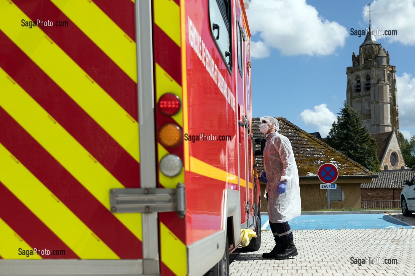 CHEF D'AGRES DEVANT L'AMBULANCE, INTERVENTION DES SAPEURS-POMPIERS A L'EHPAD POUR UNE SUSPICION DE COVID, RUGLES, NORMANDIE, FRANCE 