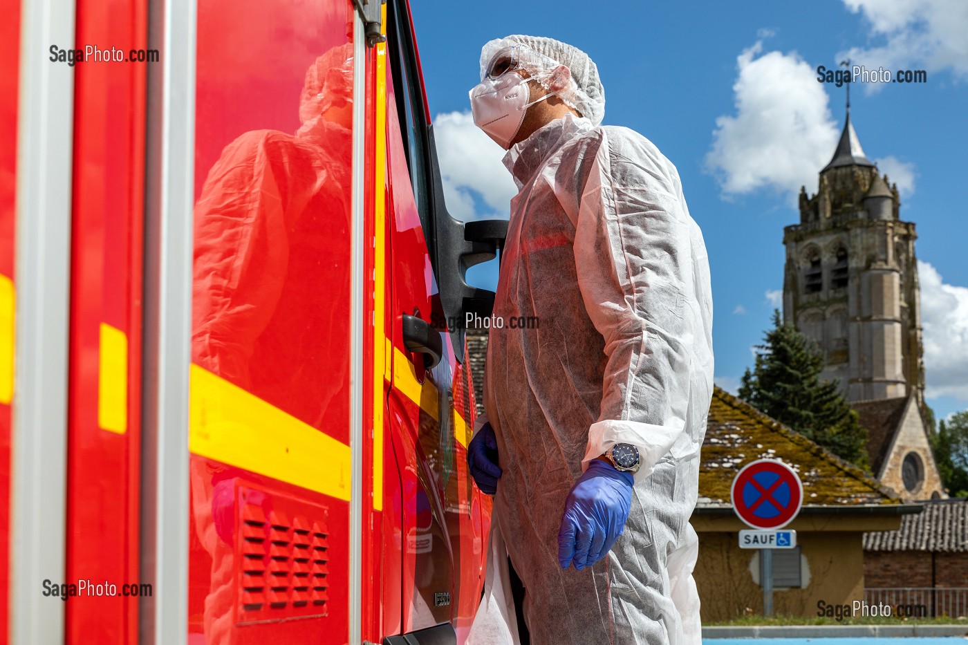 CHEF D'AGRES DEVANT L'AMBULANCE, INTERVENTION DES SAPEURS-POMPIERS A L'EHPAD POUR UNE SUSPICION DE COVID, RUGLES, NORMANDIE, FRANCE 