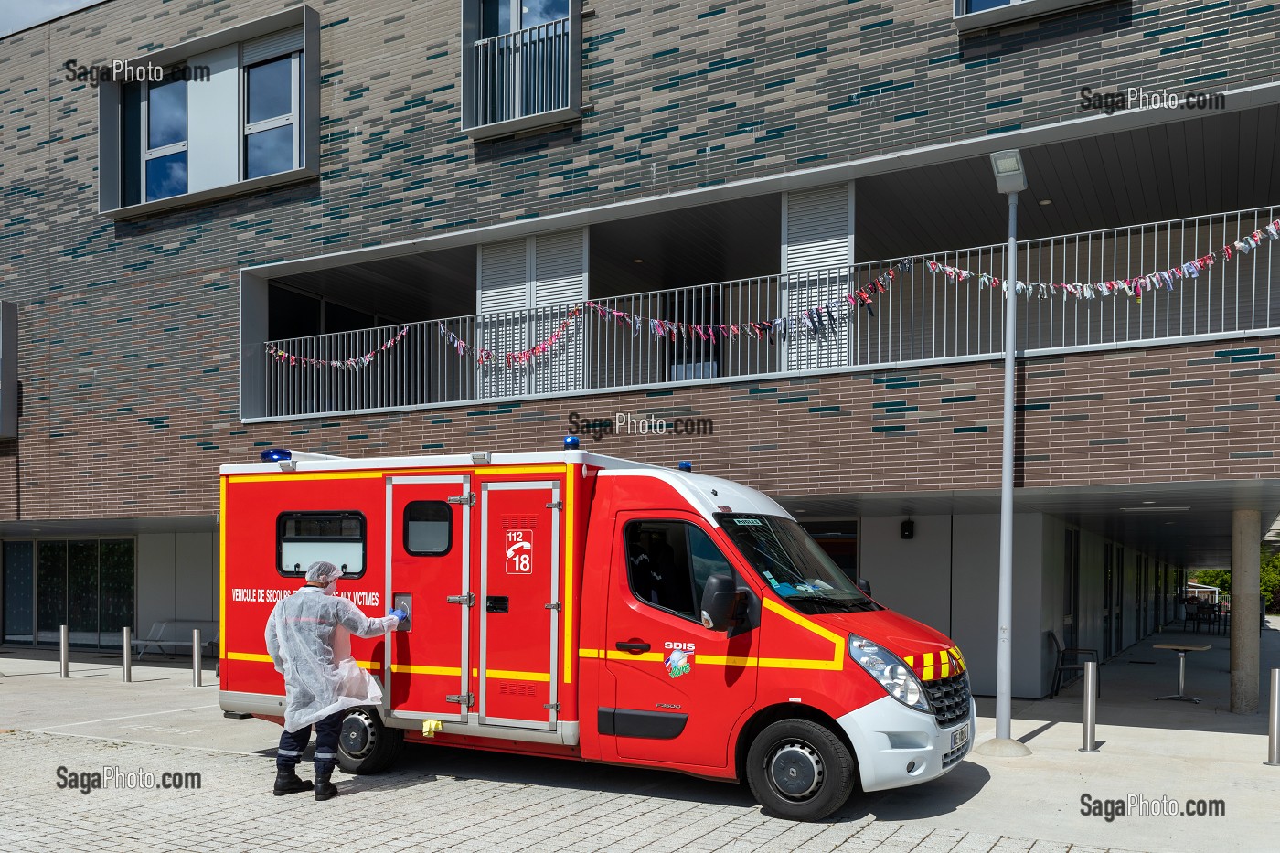 DEPART POUR TRANSPORT DU MALADE AUX URGENCES, INTERVENTION DES SAPEURS-POMPIERS A L'EHPAD POUR UNE SUSPICION DE COVID, RUGLES, NORMANDIE, FRANCE 