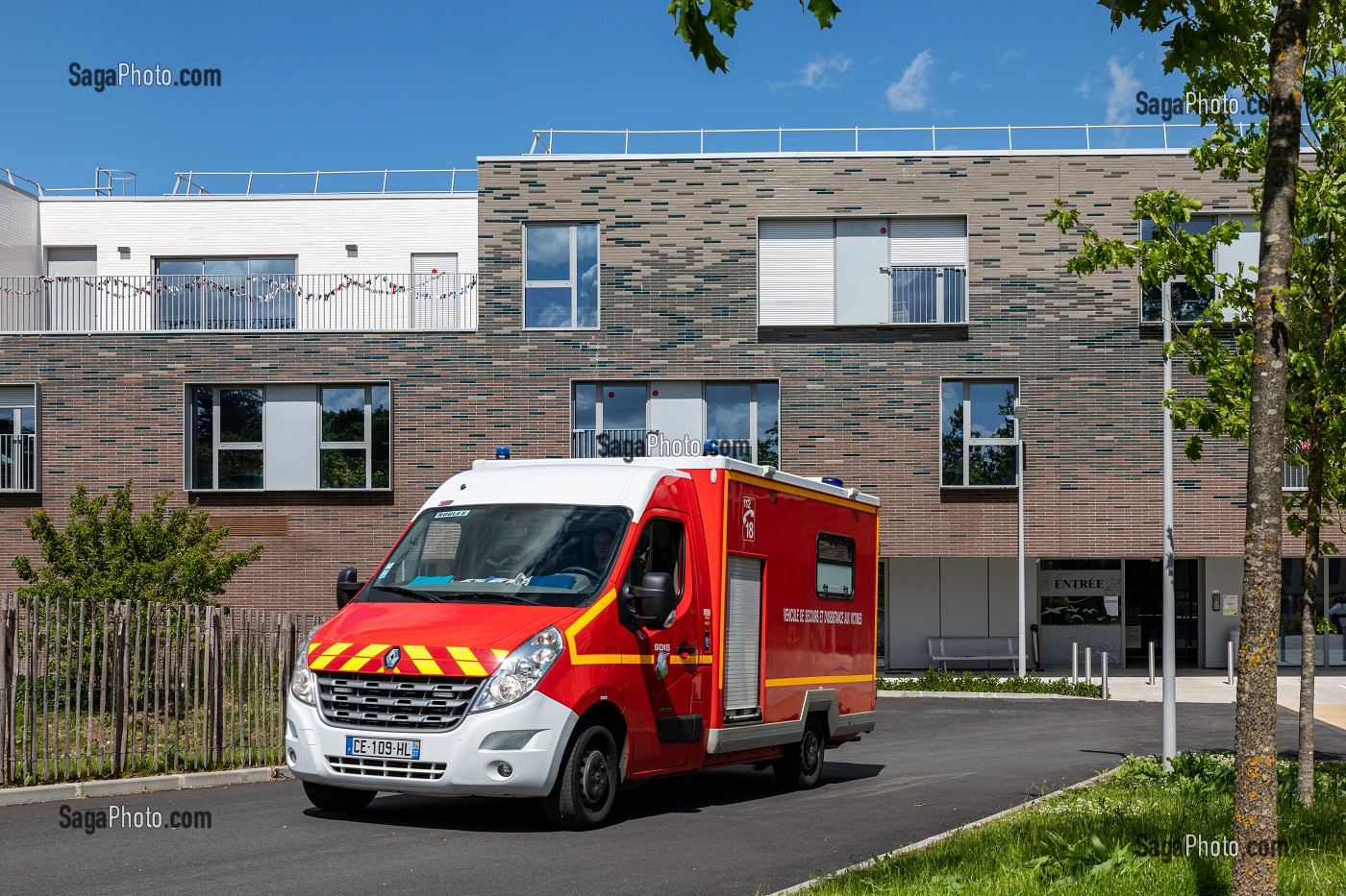 DEPART POUR TRANSPORT DU MALADE AUX URGENCES, INTERVENTION DES SAPEURS-POMPIERS A L'EHPAD POUR UNE SUSPICION DE COVID, RUGLES, NORMANDIE, FRANCE 