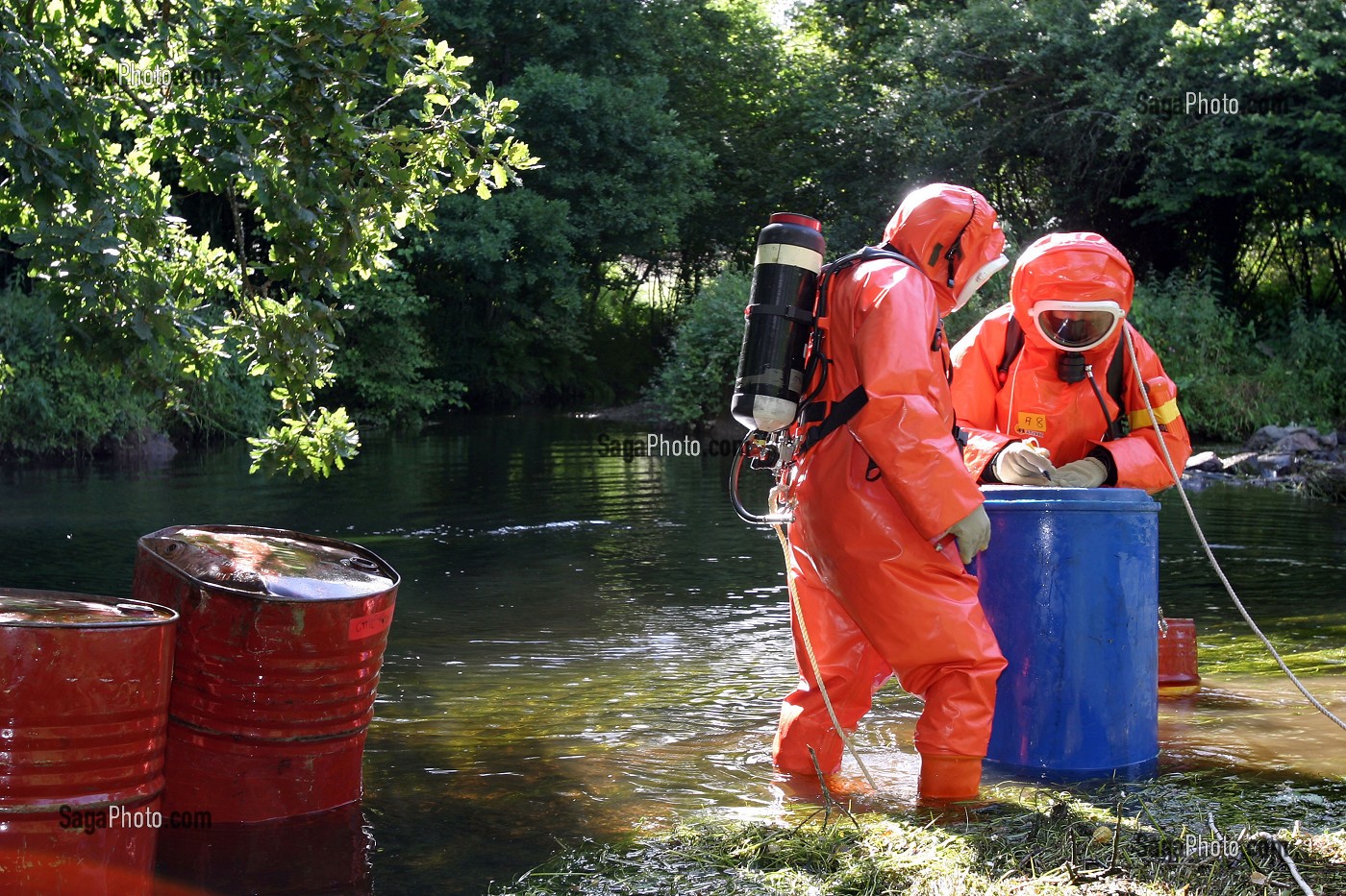 SIMULATION D'UNE POLLUTION D'UN COURS D'EAU PAR DES PRODUITS CHIMIQUES. FORMATION RCH 3, RISQUE CHIMIQUE, FRANCE 