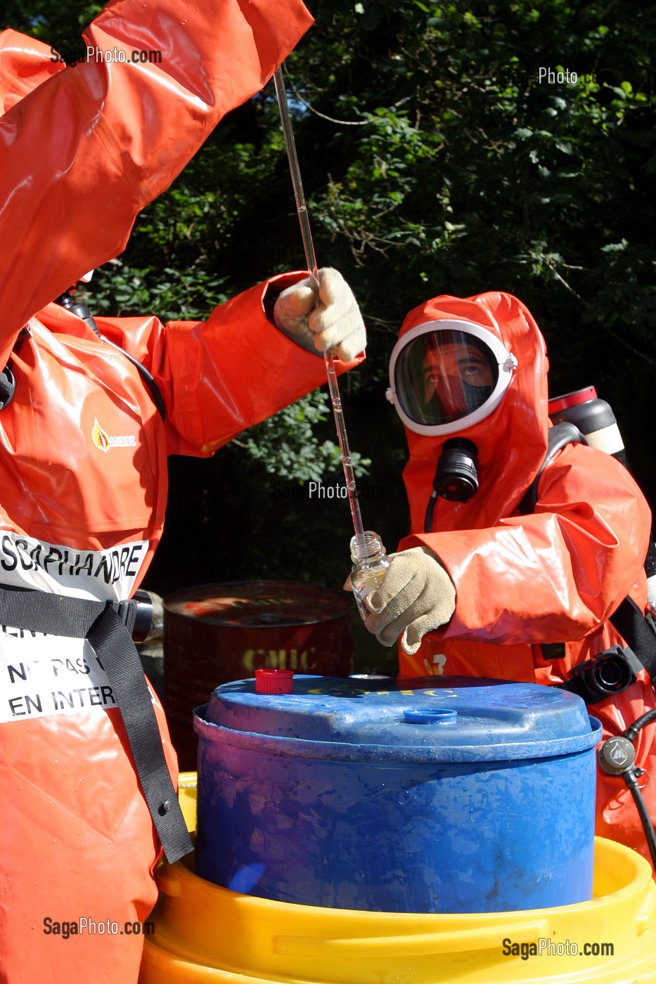 SIMULATION D'UNE POLLUTION D'UN COURS D'EAU PAR DES PRODUITS CHIMIQUES. FORMATION RCH 3, RISQUE CHIMIQUE MISE EN PLACE D'UN FUT DANS UN SUR-BIDON, FRANCE 