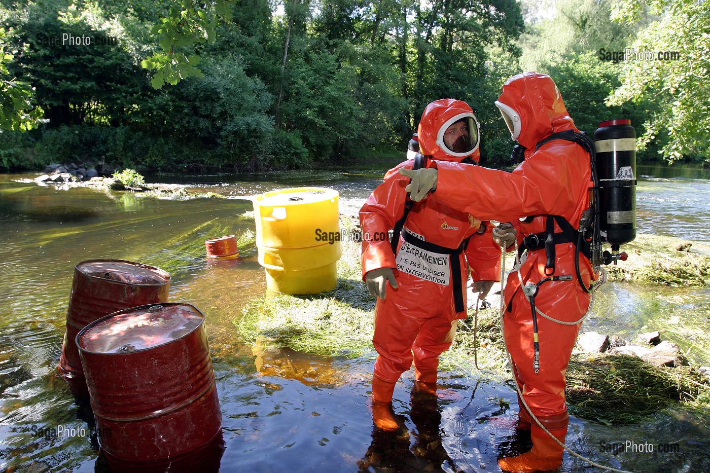 SIMULATION D'UNE POLLUTION D'UN COURS D'EAU PAR DES PRODUITS CHIMIQUES. FORMATION RCH 3, RISQUE CHIMIQUE, FRANCE 