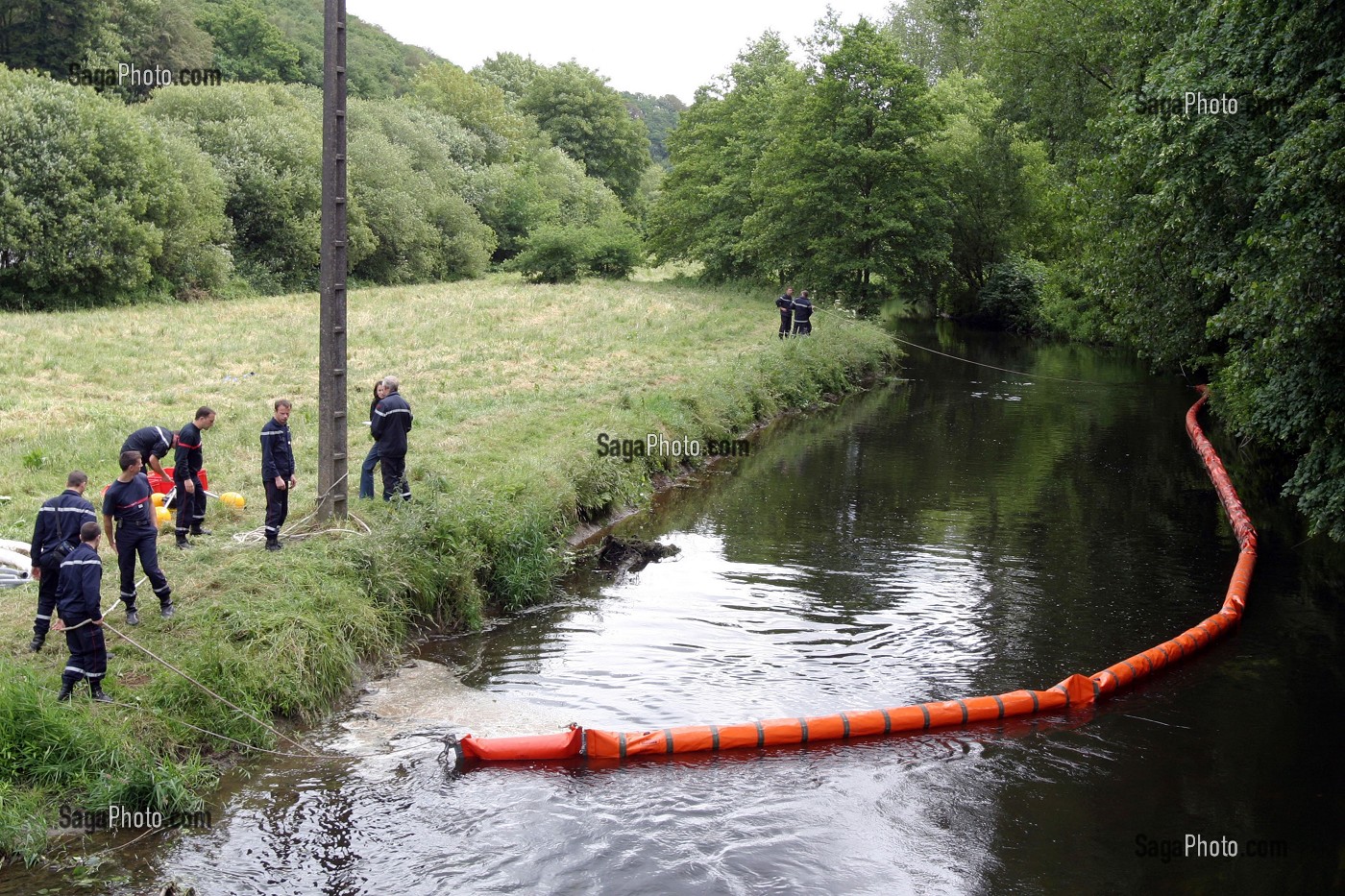 SIMULATION D'UNE POLLUTION D'UN COURS D'EAU PAR DES PRODUITS CHIMIQUES. FORMATION RCH 3, RISQUE CHIMIQUE BARRAGE FLOTTANT, FRANCE 