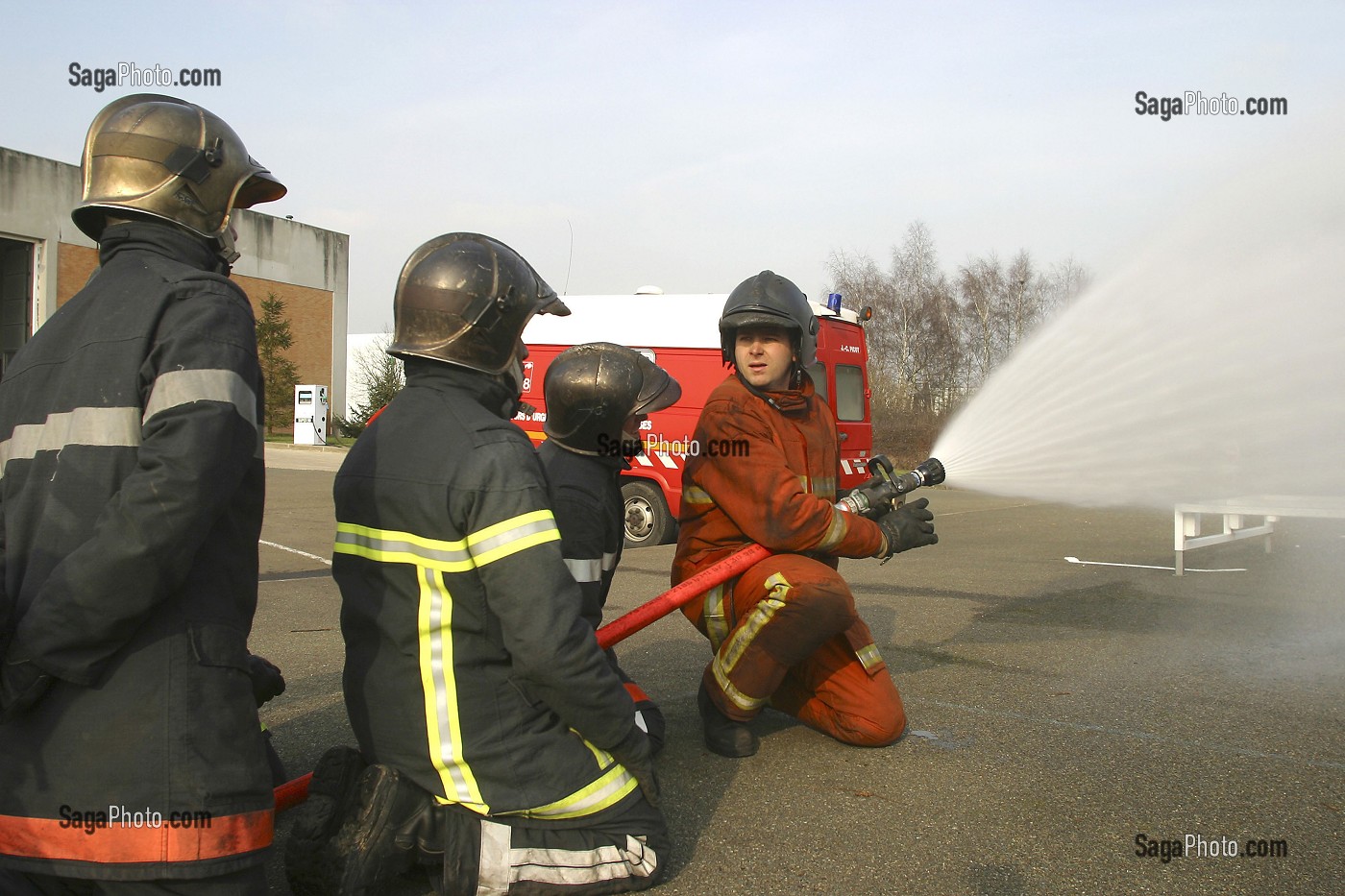 FORMATION DE BASE SAPEURS-POMPIERS PROFESSIONNELS, SIMULATEUR DE FEU, EXERCICE CAISSON FLASHOVER, YVELINES (78), FRANCE 