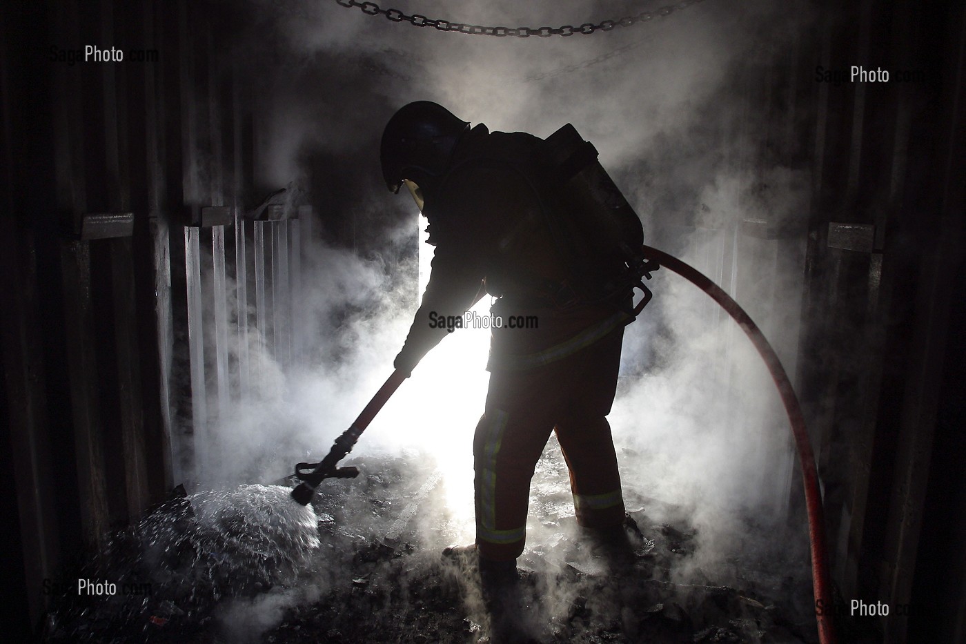 FORMATION DE BASE SAPEURS-POMPIERS PROFESSIONNELS, SIMULATEUR DE FEU, EXERCICE CAISSON FLASHOVER, YVELINES (78), FRANCE 
