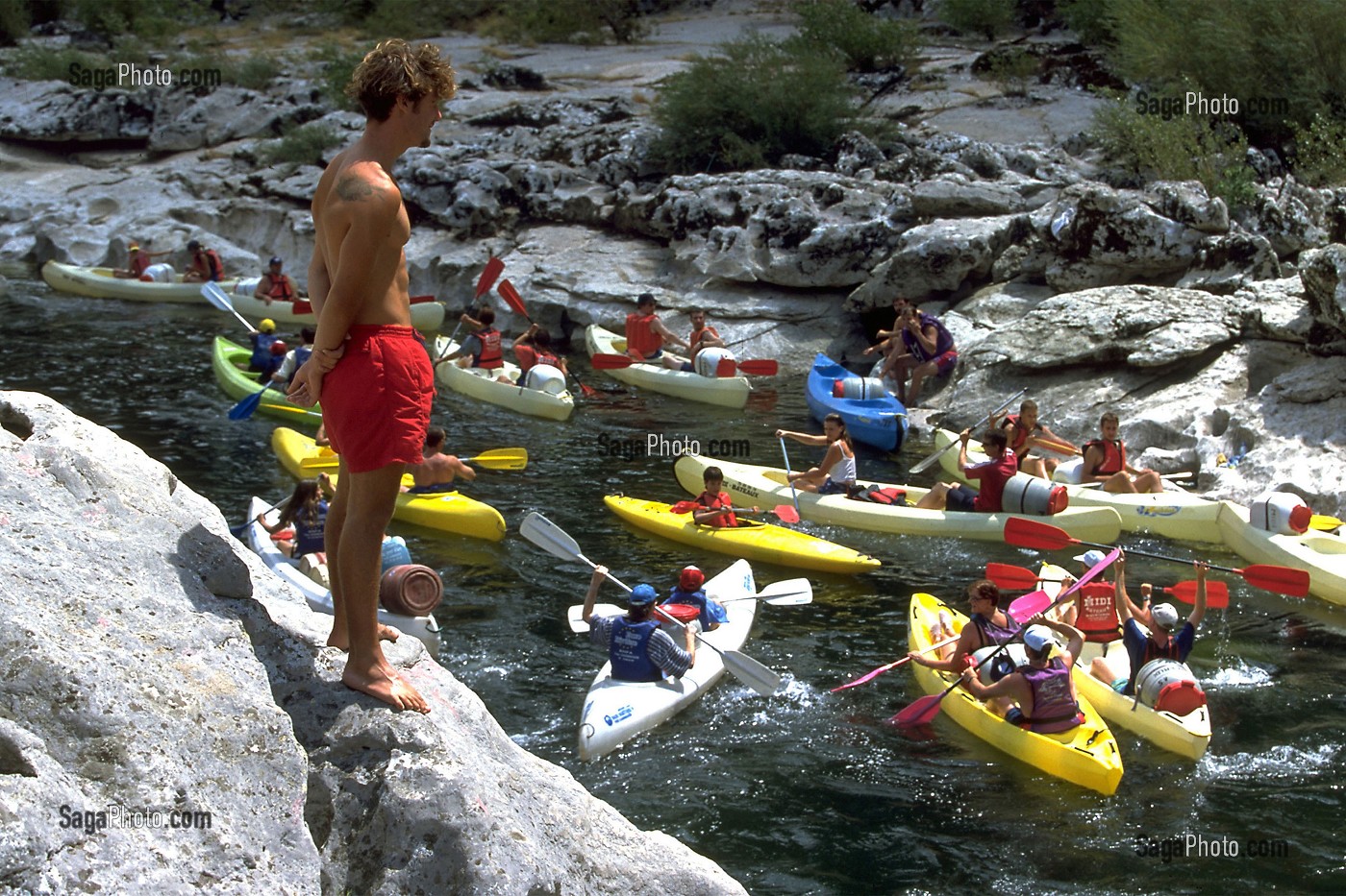 SURVEILLANCE DESCENTE EN CANOE DE L'ARDECHE PAR LES SAPEURS-POMPIERS, VALLON PONT-D'ARC (07) 