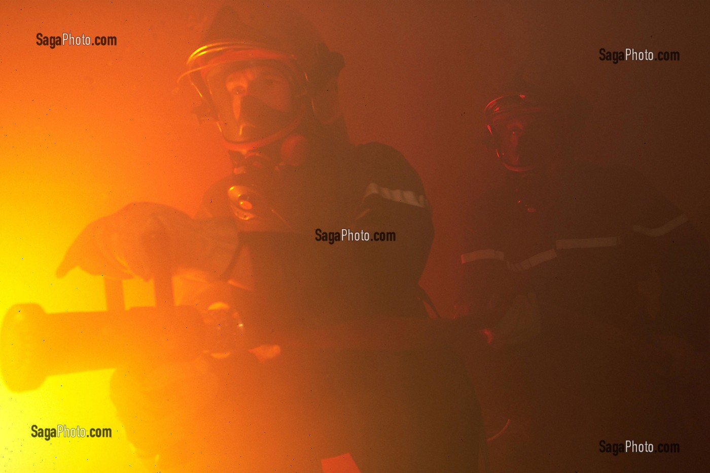 SAPEURS-POMPIERS A L'ATTAQUE, FEU DE CAVE 