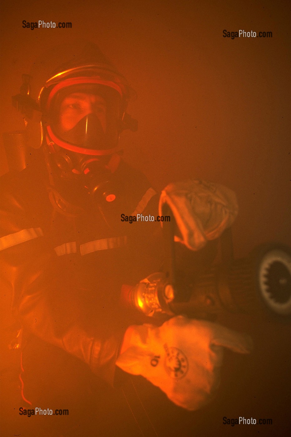 SAPEUR-POMPIER A L'ATTAQUE, FEU DE CAVE 