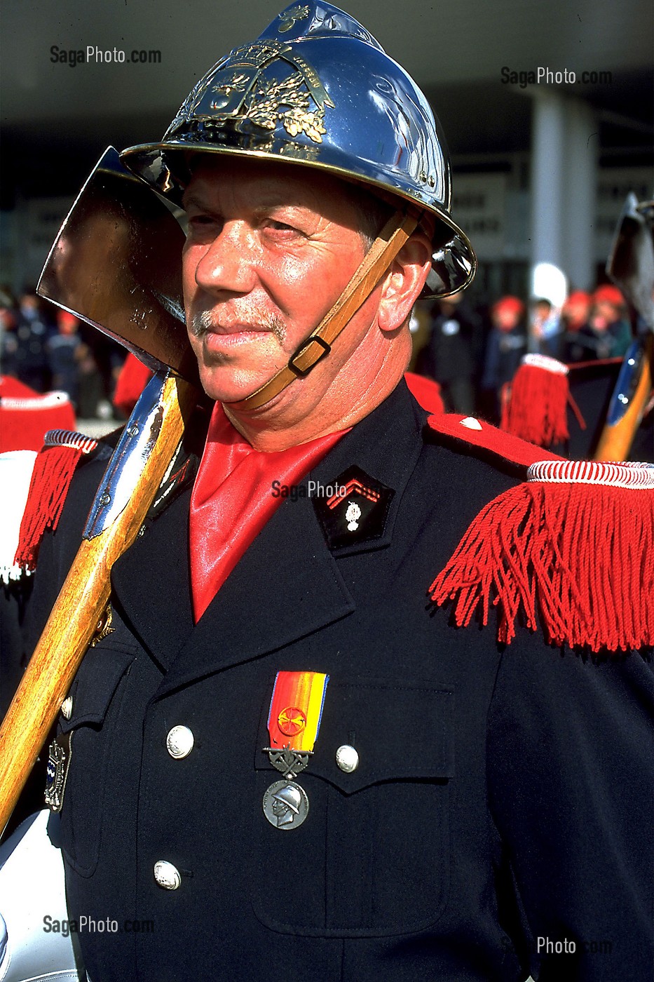 CASQUE ET TENUE TRADITIONNEL, CONGRES NATIONAL DE LA FNSPF, ORLEANS 1999, LOIRET (45) 