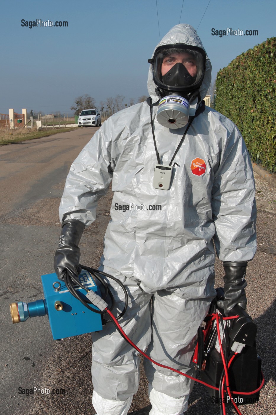 PRELEVEMENT DE VEGETAUX, TENUE DE PROTECTION RADIOLOGIQUE, RECHERCHE DE SOURCE RADIOLOGIQUE, EXERCICE NATIONAL DE SECURITE CIVILE A LA CENTRALE NUCLEAIRE DE BELLEVILLE SUR LOIRE, MISE EN OEUVRE D'UN PLAN PARTICULIER D'INTERVENTION (PPI), CHER (18), FRANCE 
