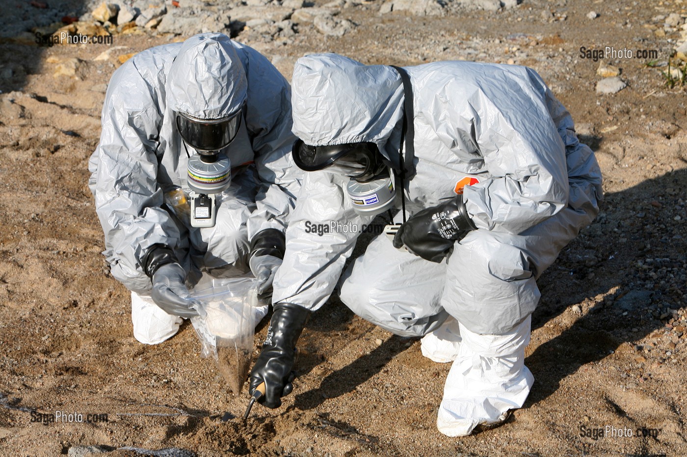 PRELEVEMENT DE VEGETAUX, TENUE DE PROTECTION RADIOLOGIQUE, RECHERCHE DE SOURCE RADIOLOGIQUE, EXERCICE NATIONAL DE SECURITE CIVILE A LA CENTRALE NUCLEAIRE DE BELLEVILLE SUR LOIRE, MISE EN OEUVRE D'UN PLAN PARTICULIER D'INTERVENTION (PPI), CHER (18), FRANCE 