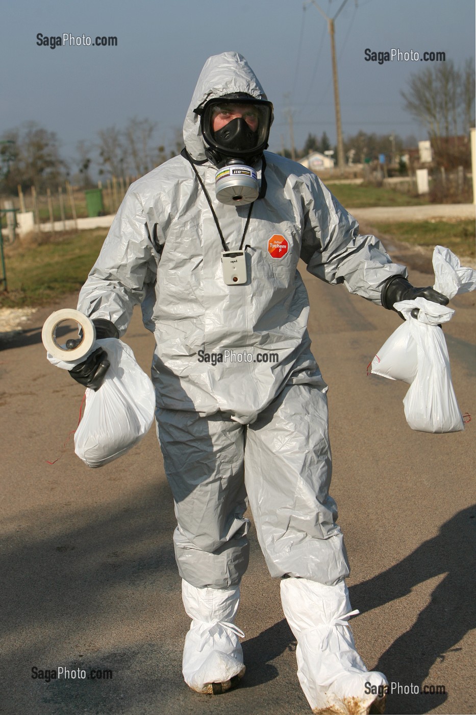 PRELEVEMENT DE VEGETAUX, TENUE DE PROTECTION RADIOLOGIQUE, RECHERCHE DE SOURCE RADIOLOGIQUE, EXERCICE NATIONAL DE SECURITE CIVILE A LA CENTRALE NUCLEAIRE DE BELLEVILLE SUR LOIRE, MISE EN OEUVRE D'UN PLAN PARTICULIER D'INTERVENTION (PPI), CHER (18), FRANCE 