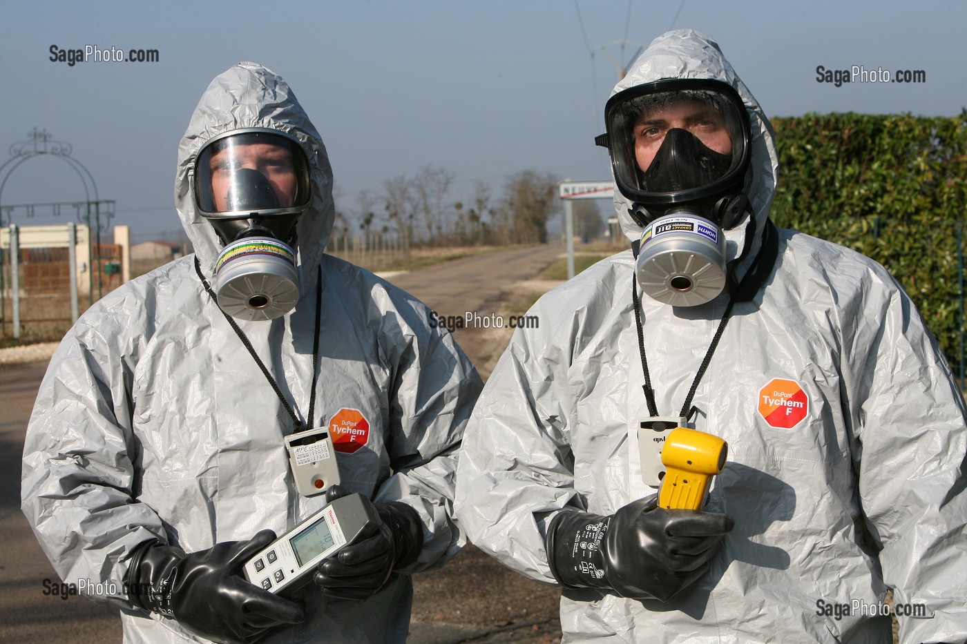 PRELEVEMENT DE VEGETAUX, TENUE DE PROTECTION RADIOLOGIQUE, RECHERCHE DE SOURCE RADIOLOGIQUE, EXERCICE NATIONAL DE SECURITE CIVILE A LA CENTRALE NUCLEAIRE DE BELLEVILLE SUR LOIRE, MISE EN OEUVRE D'UN PLAN PARTICULIER D'INTERVENTION (PPI), CHER (18), FRANCE 