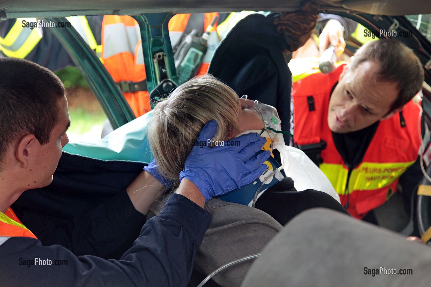 MAINTIEN DE LA TETE DE LA VICTIME, EXERCICE SECOURS ROUTIER, VOITURE CONTRE UN ARBRE, MEDICALISATION ET EXTRACTION D'UNE VICTIME. 