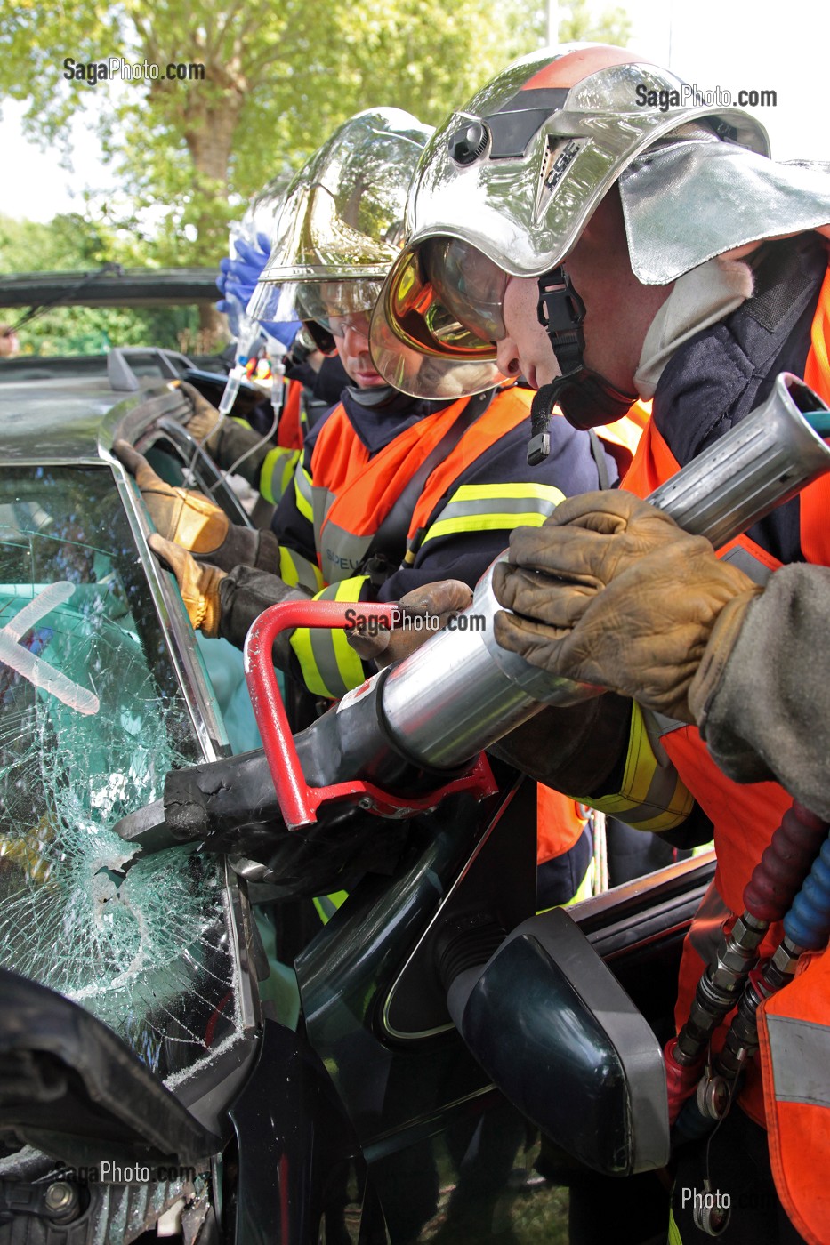 DECOUPE DES MONTANTS DE LA VOITURE AVEC UNE PINCE, EXERCICE SECOURS ROUTIER, VOITURE CONTRE UN ARBRE, MEDICALISATION ET EXTRACTION D'UNE VICTIME. 