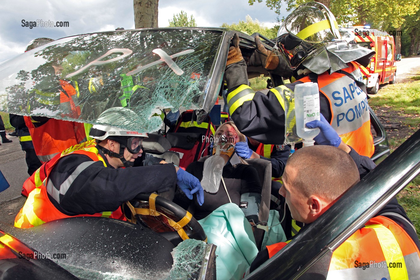 DESINCARCERATION AVEC ENLEVEMENT DU PAVILLON DE LA VOITURE, EXERCICE SECOURS ROUTIER, VOITURE CONTRE UN ARBRE, MEDICALISATION ET EXTRACTION D'UNE VICTIME. 