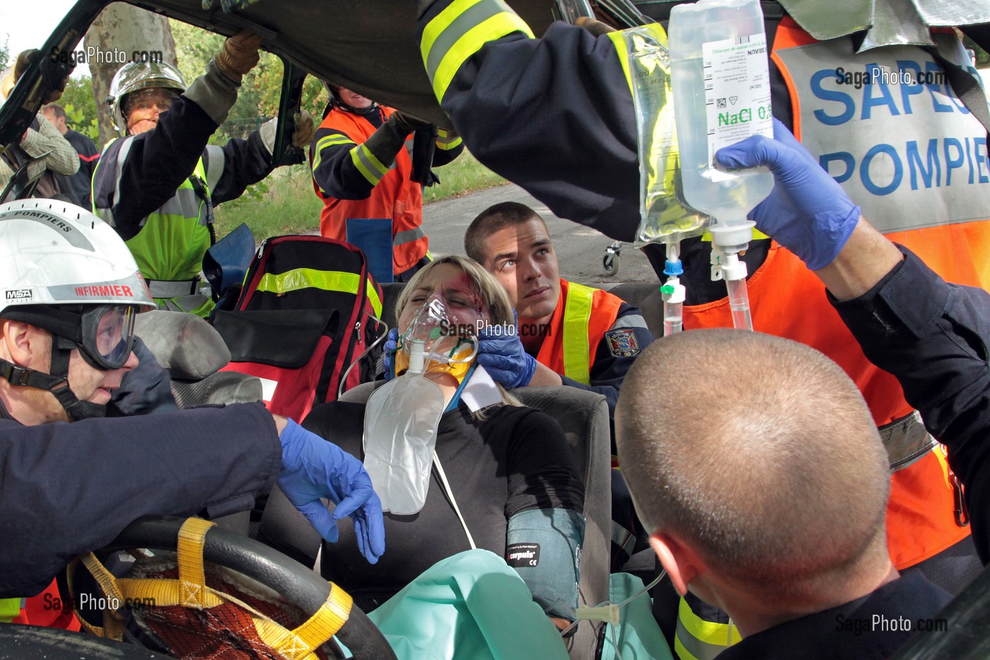 EXERCICE SECOURS ROUTIER, VOITURE CONTRE UN ARBRE, MEDICALISATION ET EXTRACTION D'UNE VICTIME. 