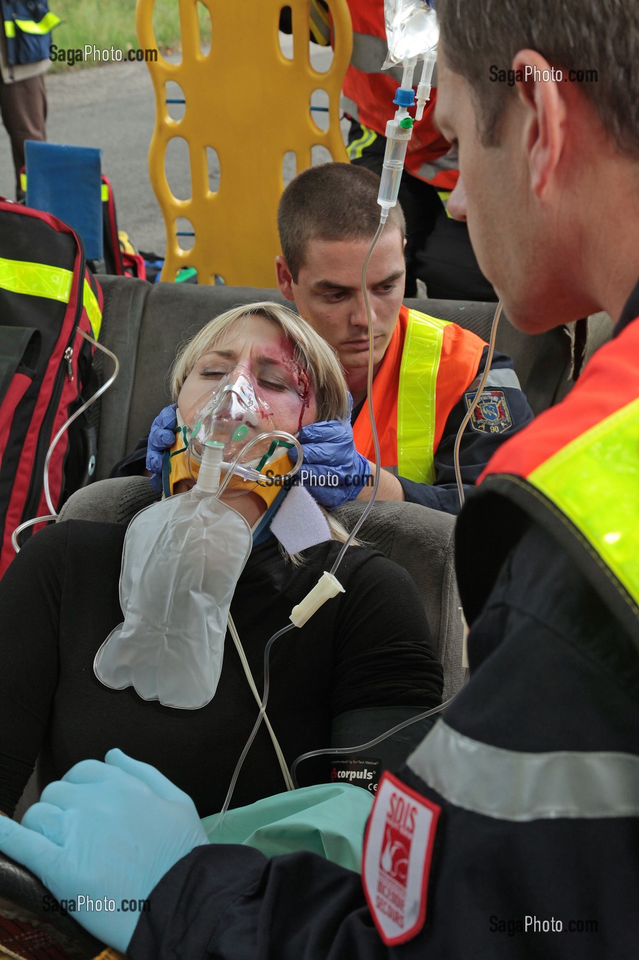 MAINTIEN DE LA TETE DE LA VICTIME, EXERCICE SECOURS ROUTIER, VOITURE CONTRE UN ARBRE, MEDICALISATION ET EXTRACTION D'UNE VICTIME 