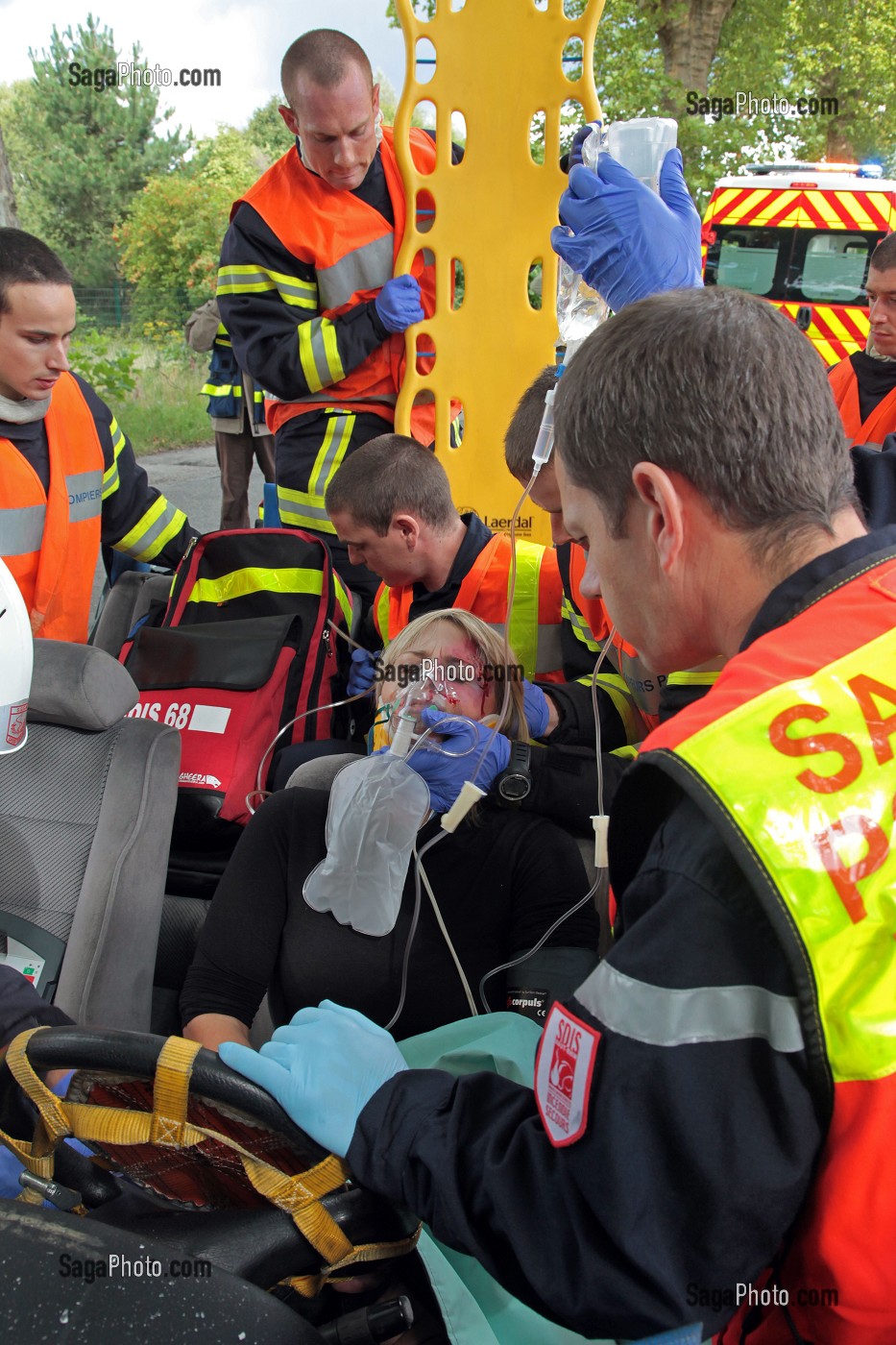 EXERCICE SECOURS ROUTIER, VOITURE CONTRE UN ARBRE, MEDICALISATION ET EXTRACTION D'UNE VICTIME. 