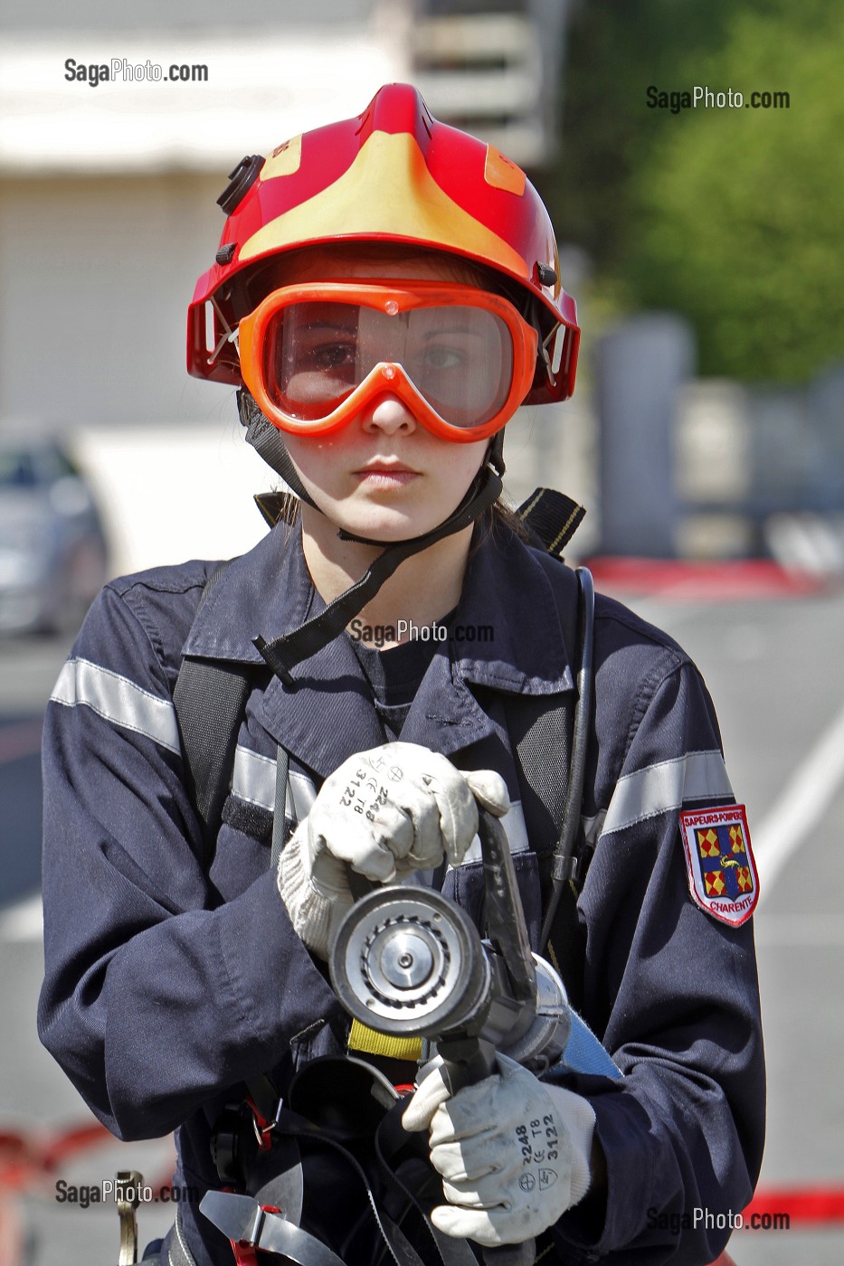 JEUNE FILLE TENANT UNE LANCE A INCENDIE, SECTION DES JEUNES SAPEURS POMPIERS, ANGOULEME, CHARENTE (16) 