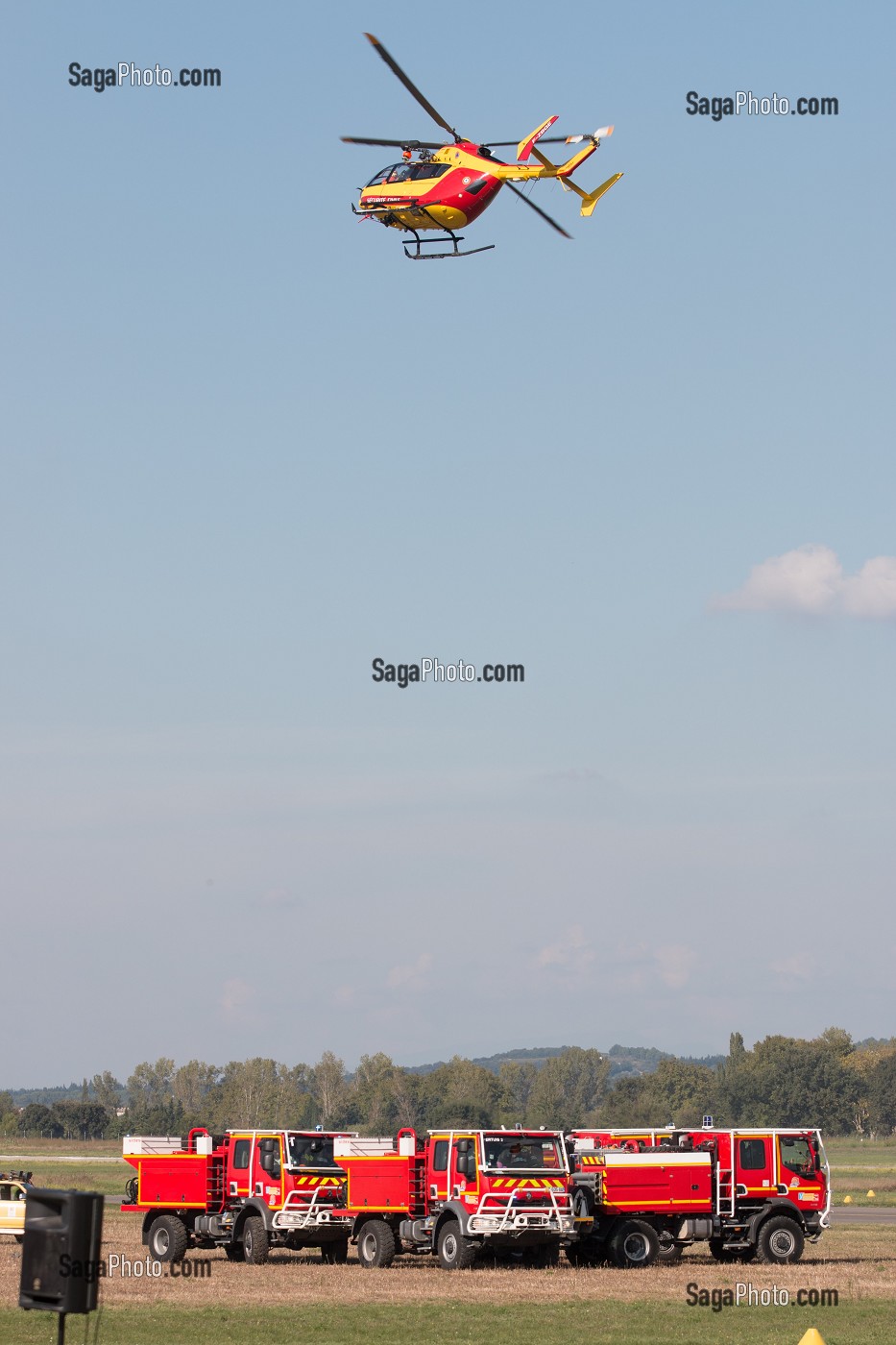 SURVOLE D'UN GROUPE FEU DE FORET PAR UN HELICOPTERE EC145 DE LA SECURITE CIVILE, 121 EME CONGRES NATIONAL DES SAPEURS POMPIERS DE FRANCE, AVIGNON, VAUCLUSE (84) 