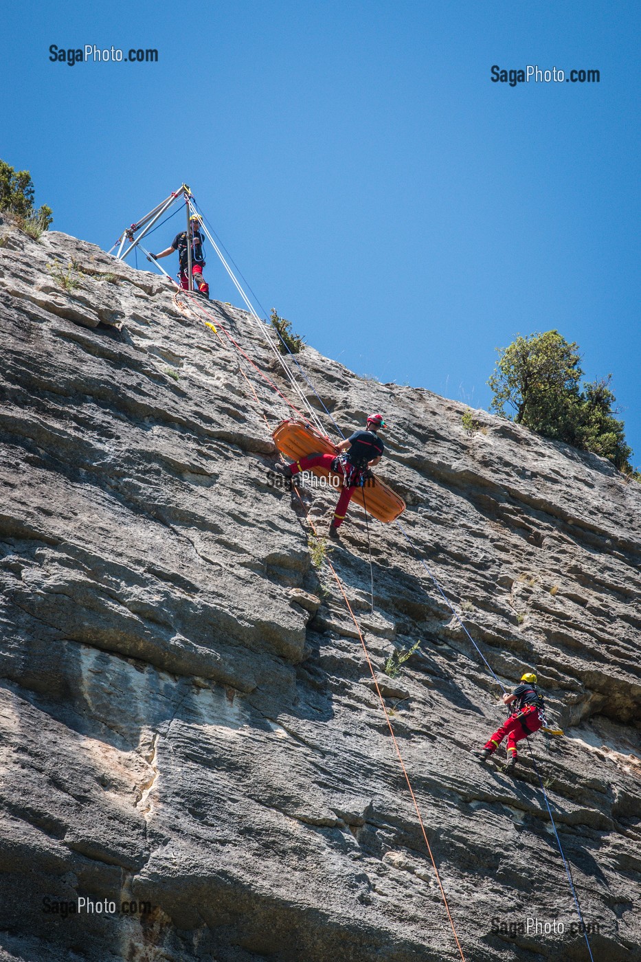 SECOURS EN FALAISE