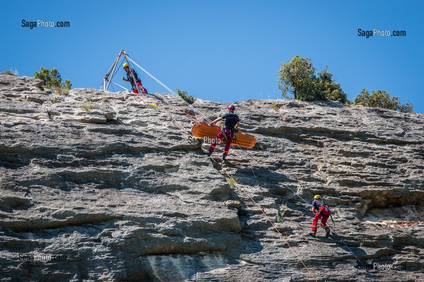 SECOURS EN FALAISE