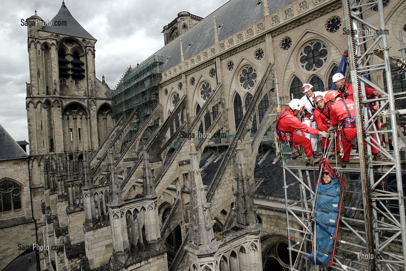 SAPEURS-POMPIERS DE L'EQUIPE GRIMP EN MANOEUVRE SUR LA CATHEDRALE DE BOURGES, CHER (18), CENTRE, CENTRE-VAL DE LOIRE, FRANCE
