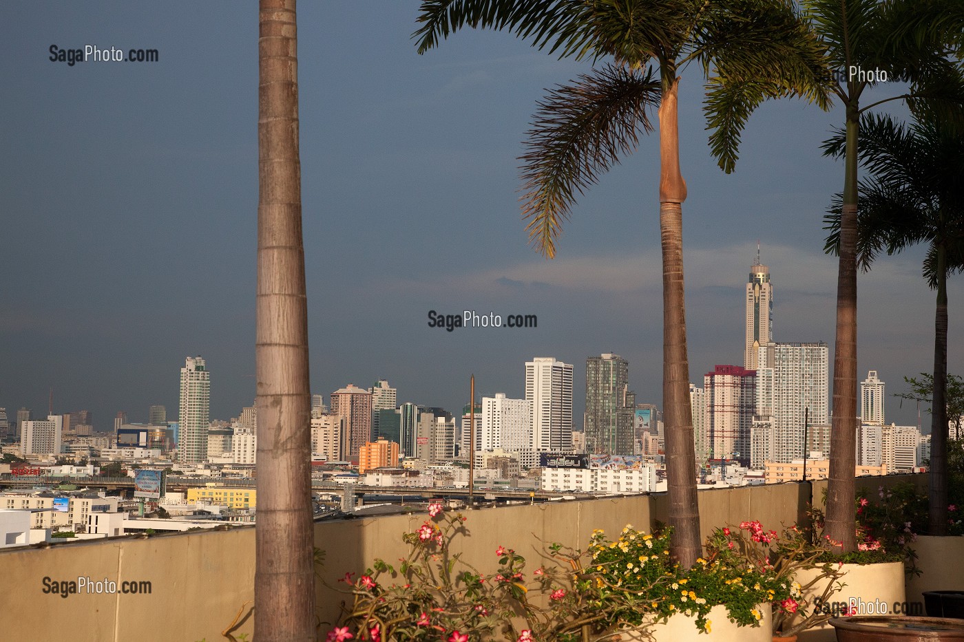 PANORAMA SUR LES GRATTE-CIELS DE LA VILLE DEPUIS UNE TERRASSE DU PRINCE HOTEL, BANGKOK, THAILANDE 