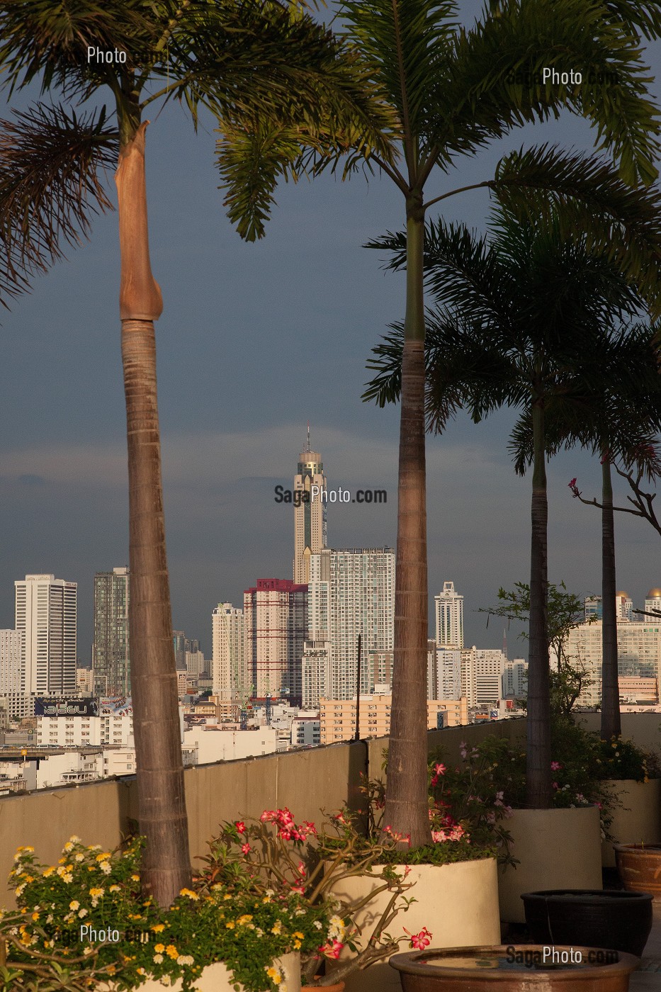PANORAMA SUR LES GRATTE-CIELS DE LA VILLE DEPUIS UNE TERRASSE DU PRINCE HOTEL, BANGKOK, THAILANDE 