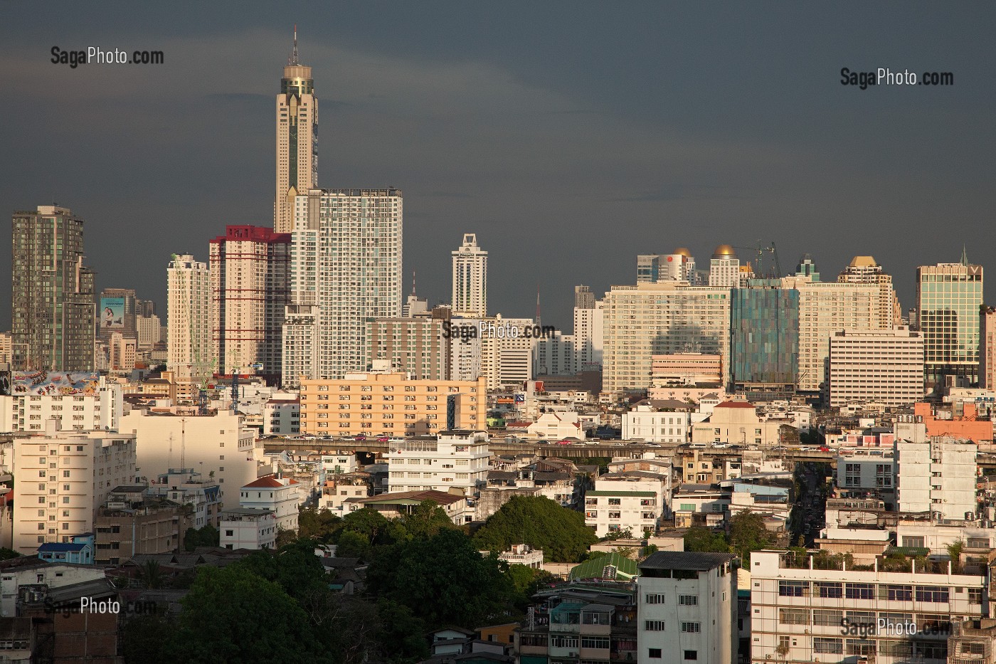 PANORAMA SUR LES GRATTE-CIELS DU QUARTIER D'AFFAIRES DE LA VILLE DEPUIS UNE TERRASSE DU PRINCE HOTEL, BANGKOK, THAILANDE 