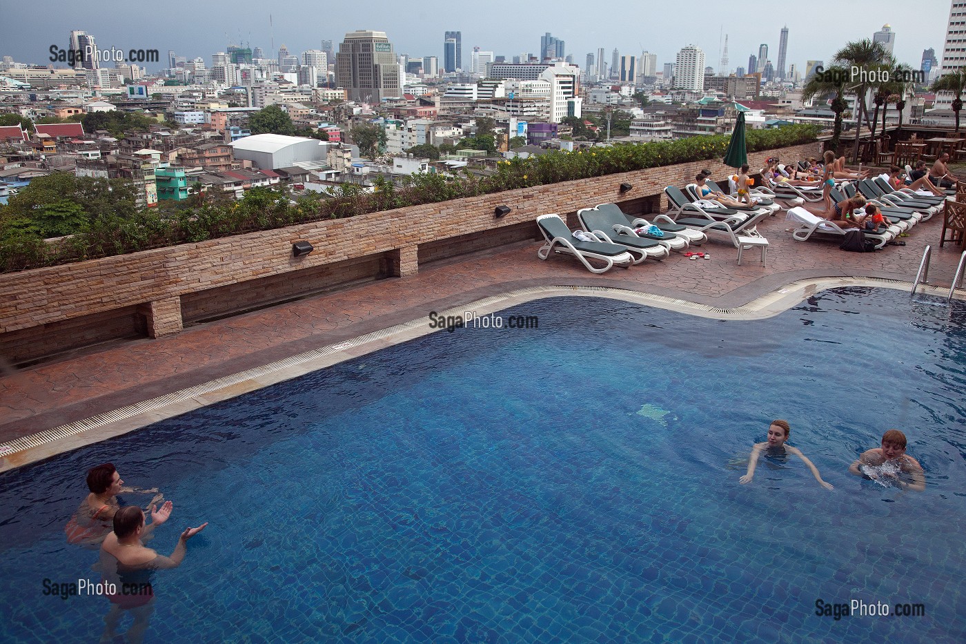 PISCINE DU PRINCE HOTEL INSTALLEE SUR LE TOIT TERRASSE, OFFRANT AUX TOURISTES UN PANORAMA SUR LES GRATTES-CIELS DE LA VILLE DE BANGKOK, THAILANDE 