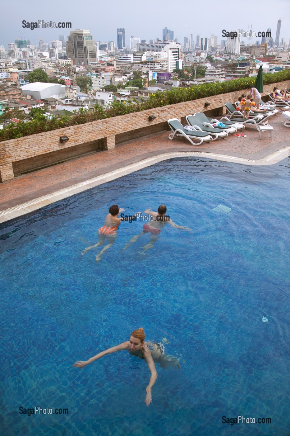 PISCINE DU PRINCE HOTEL INSTALLEE SUR LE TOIT TERRASSE, OFFRANT AUX TOURISTES UN PANORAMA SUR LES GRATTES-CIELS DE LA VILLE DE BANGKOK, THAILANDE 