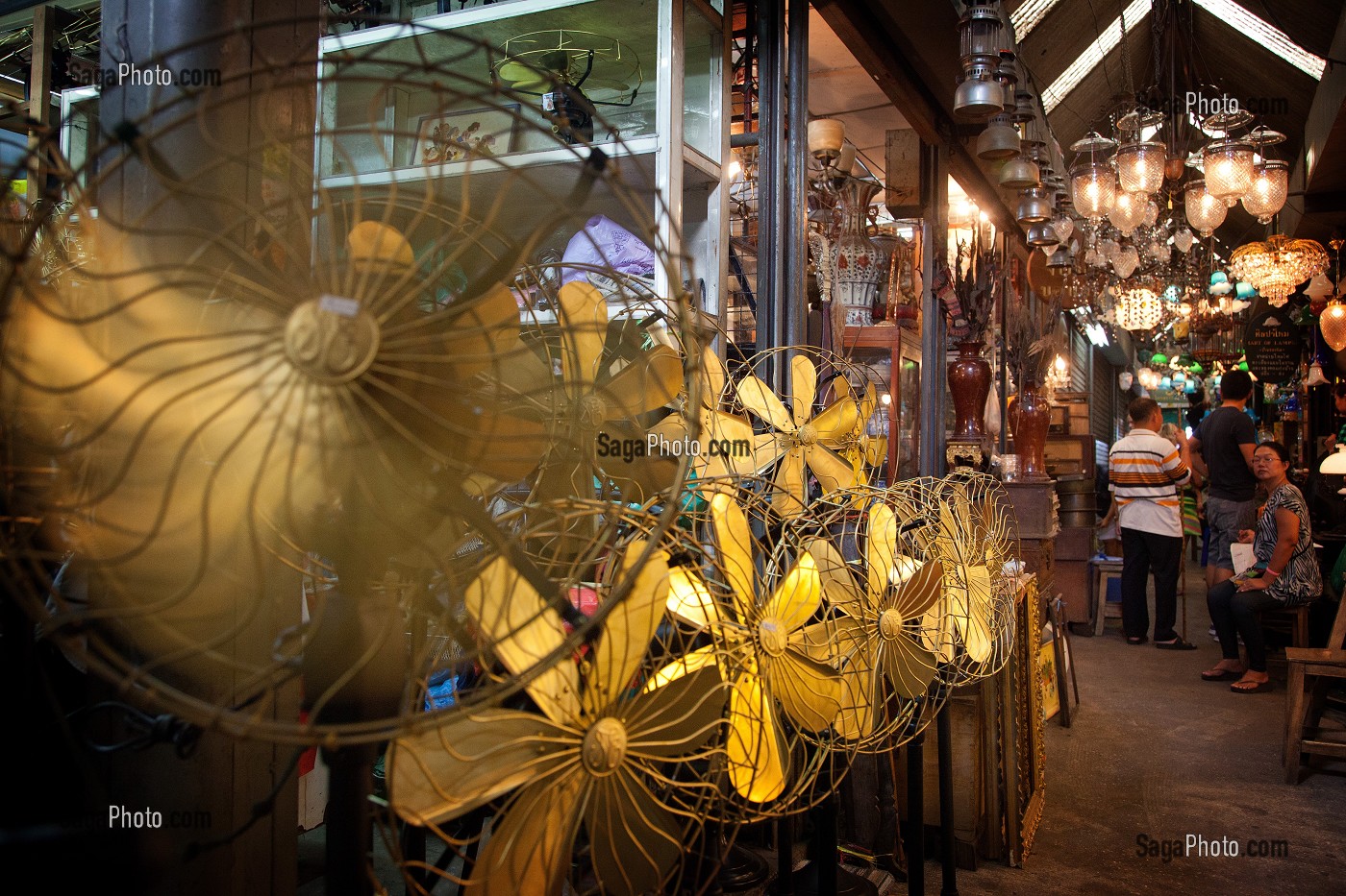 BOUTIQUE D'AMENAGEMENT ET DE DECORATION DE LA MAISON, MARCHE DU WEEK-END CHATUCHAK, PLUS GRAND MARCHE D'ASIE ETENDU SUR 18 HECTARES, BANGKOK, THAILANDE 